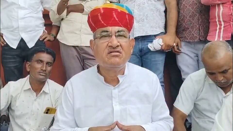 गजनेर थाना क्षेत्र का मामला, पूर्व मंत्री गोविन्द राम मेघवाल धरने पर बैठे Part 10