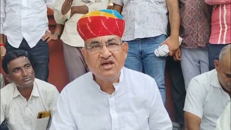 गजनेर थाना क्षेत्र का मामला, पूर्व मंत्री गोविन्द राम मेघवाल धरने पर बैठे Part 9