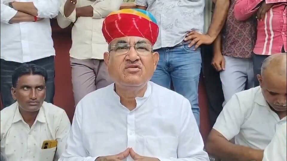 गजनेर थाना क्षेत्र का मामला, पूर्व मंत्री गोविन्द राम मेघवाल धरने पर बैठे Part 7
