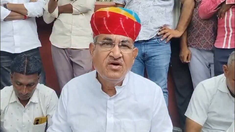 गजनेर थाना क्षेत्र का मामला, पूर्व मंत्री गोविन्द राम मेघवाल धरने पर बैठे Part 5
