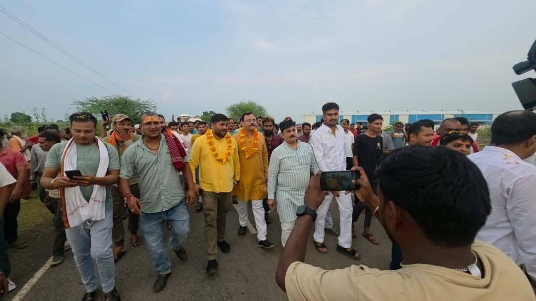 हरिहरपुर से बिरसिंहपुर तक निकली सेवा संकल्प यात्रा
बाइक-कार रैली में शामिल हुए सैकड़ों युवा, गैबीनाथ धाम पहुंचकर हुआ समापन
बिरसिंहपुर, सतना।_ प्रधानमंत्री नरेंद्र मोदी के सार्वजनिक जीवन के 25 वर्ष पूरे होने और जन्मदिवस के अवसर पर चल रहे ‘सेवा संकल्प अभियान’ के तहत सोमवार को हरिहरपुर से बिरसिंहपुर स्थित गैबीनाथ धाम तक सेवा संकल्प यात्रा निकाली गई। भाजपा युवा मोर्चा नेता शुभम त्रिपाठी के नेतृत्व में निकली बाइक और कार रैली में सैकड़ों युवा शामिल हुए।
हरिहरपुर से शुरू हुई रैली में युवा बाइक और कारों के साथ शामिल हुए। भारत माता के जयकारों के बीच रैली बिरसिंहपुर पहुंची। रास्ते में विभिन्न स्थानों पर रैली का स्वागत किया गया। गैबीनाथ धाम पहुंचने के साथ यात्रा का समापन हुआ।
युवाओं ने लिया सेवा का संकल्प