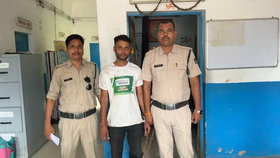 सतना। युवक पर चाकू से जानलेवा हमला कर फरार चल रहे आरोपी अमित चौधरी गिरफ्तार, कब्जे से चाकू व डंडा जप्त, सिटी कोतवाली टीआई हेमंत शर्मा की अगुवाई में पुलिस टीम की कार्यवाही।