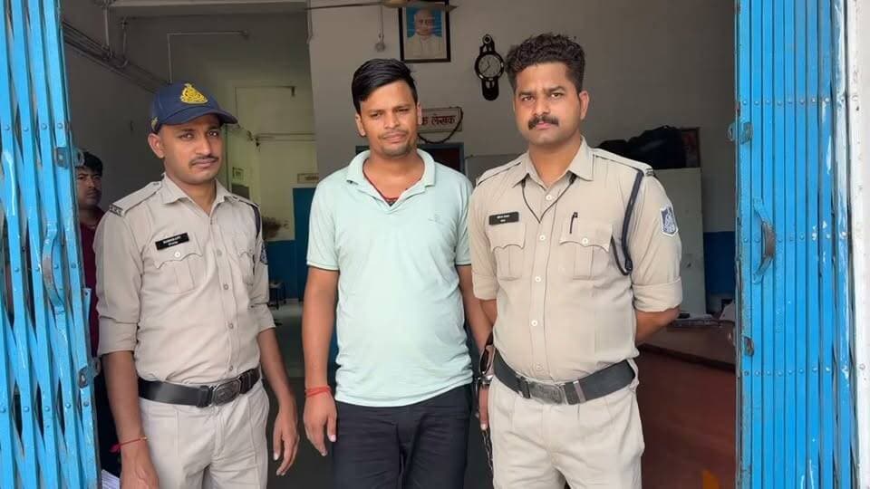 सतना। शादी का झांसा देकर युवती से दुष्कर्म के फरार आरोपी बिहार की राजधानी पटना से गिरफ्तार।सिटी कोतवाली टीआई हेमंत शर्मा की अगुवाई में पुलिस टीम को मिली सफलता।