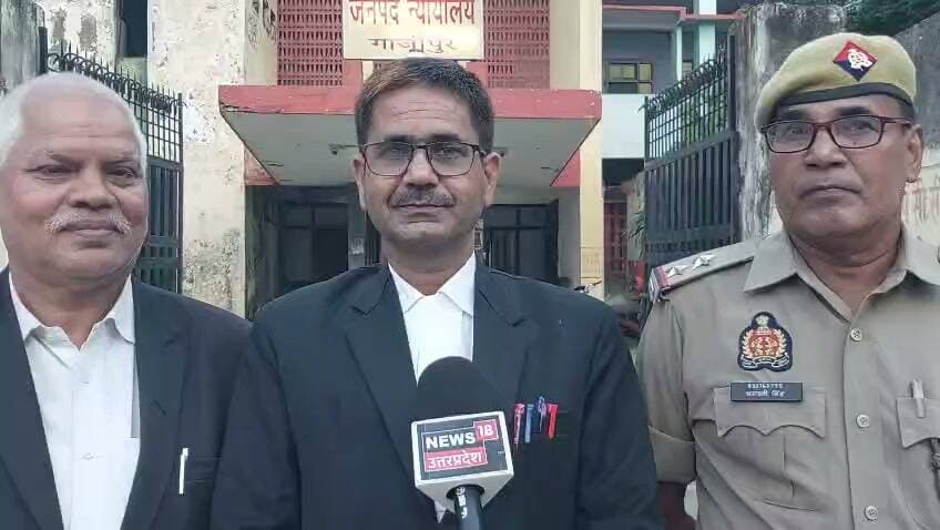 #गाजीपुर से है।जहाँ हत्या के एक मामले में कोर्ट ने मुख्य आरोपी को उम्रकैद की सजा दी है।गाजीपुर ईसी एक्ट कोर्ट ने आरोपी धर्मेंद्र को मामले में दोषी पाते हुए आजीवन कारावास की सजा सुनाई है।मामला भुड़कुड़ा थाना क्षेत्र के गोपालपुर गांव का है।जहाँ वर्ष 2019 में मुख्यारोपी धर्मेंद्र ने एक शादी में डांस प्रोग्राम के विवाद में अजय नामक युवक की अपने 4 साथियों के साथ मिलकर पीट पीट कर हत्या कर दी।कोर्ट मे विचाराधीन इस मामले में गवाहों और साक्ष्यों के परीक्षण के बाद अदालत ने मुख्यारोपी को उम्रकैद की सजा सुनाई।जबकि मामले में अन्य 4 आरोपियों को 2-2 वर्ष कारावास की सजा दी गयी है।
बाईट-रामकुमार राय,शासकीय अधिवक्ता।