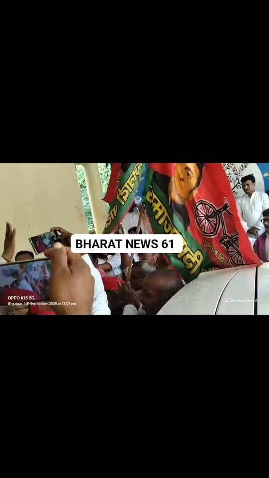 #गाजीपुर।
शहर के कई चौराहों पर लगे विवादित पोस्टर।
अखिलेश के माफिया,माफिया के अखिलेश नाम से पोस्टर।
पोस्टर में अतीक अहमद,मुख्तार अंसारी की तस्वीरें।
मुन्ना बजरंगी,रमाकांत यादव,उमाकांत यादव की तस्वीरें।
पोस्टर में माफिया राज और अखिलेश,लूट लिया था पूरा प्रदेश का स्लोगन।
नगर पालिका की ओर से सभी जगहों से विवादित पोस्टर हटाये गए।
विवादित पोस्टर लगने से सपाइयों में रोष।
Om Prakash Afzal Ansari Akhilesh Yadav #GhazipurNews
