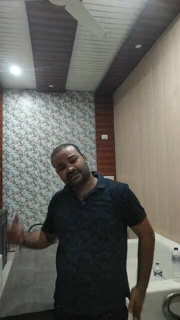 #गाजीपुर क्षेत्र से इस वक्त बिजली कटौती को लेकर बड़ी खबर सामने आ रही है।
क्षेत्र में लगातार बिजली की आंख-मिचौली से ग्रामीणों और स्थानीय लोगों को परेशानियों का सामना करना पड़ रहा है। दिन हो या रात, बार-बार बिजली गुल होने से लोगों की दिनचर्या प्रभावित हो रही है। वहीं, उमस और गर्मी के बीच बिजली कटौती ने लोगों की परेशानी और बढ़ा दी है।
स्थानीय लोगों का कहना है कि बिजली आने-जाने का कोई निश्चित समय नहीं रह गया है। बार-बार हो रही कटौती से घरों के साथ-साथ दुकानदारों और छोटे कारोबारियों को भी दिक्कतों का सामना करना पड़ रहा है #GhazipurNews #गाजीपुरसमाचार