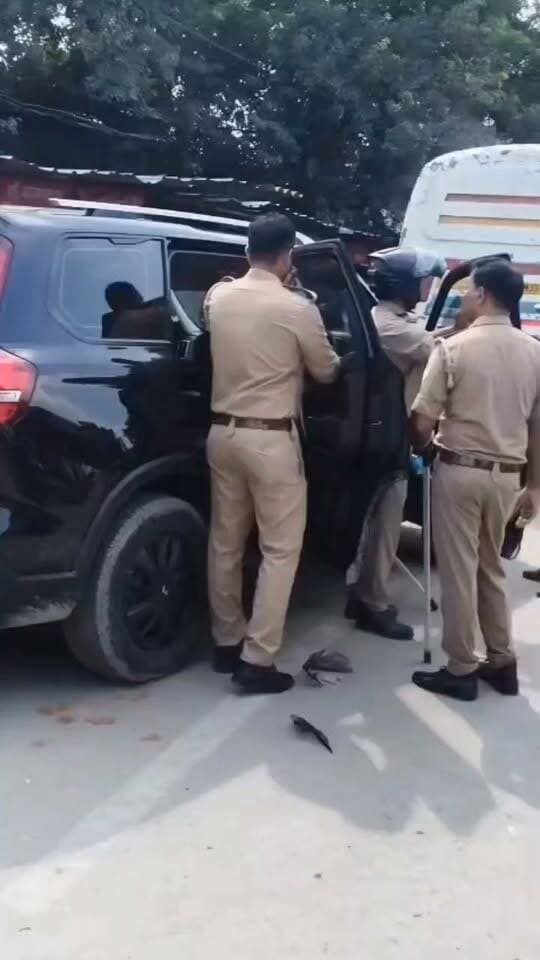 #गहमर थाना क्षेत्र में वाहन चेकिंग अभियान
#गहमर थाना क्षेत्र में पुलिस द्वारा चलाए गए वाहन चेकिंग अभियान के दौरान कुल 86 वाहनों की जांच की गई। जांच में 47 वाहन सही पाए गए।
वहीं, नियमों के विपरीत काली फिल्म लगे 39 वाहनों से काली फिल्म उतरवाई गई। इसके साथ ही यातायात नियमों का उल्लंघन करने वाले 35 वाहनों का चालान किया गया।
पुलिस ने वाहन चालकों से यातायात नियमों का पालन करने और सुरक्षित वाहन चलाने की अपील की। #GhazipurNews Nand Kumar Tiwari Ghazipur Police शिफा टीवी गाज़ीपुर K TODAY न्यूज़ Vivek Singh Vicky Om Prakash Rai Manish Singh Santosh Ghazipuri Priti Singh Zainul Bashar Amit Singh Om Prakash Afzal Ansari #Ghazipurup61