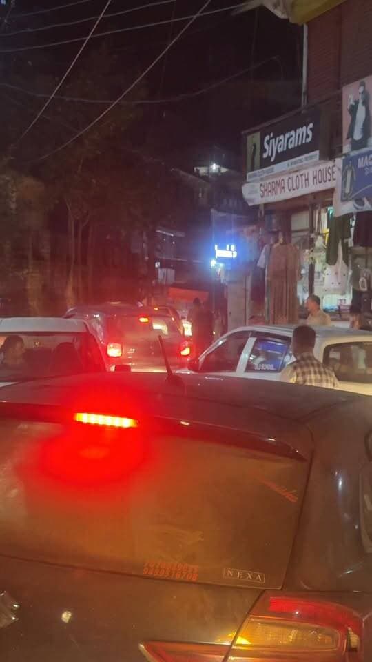 सलाम है आनी पुलिस को, जिस तरह आज ट्रैफिक व्यवस्था को सुचारु बनाने के लिए पुलिस जवान सड़क पर उतरकर अपनी जिम्मेदारी निभाते नजर आए, वह काबिले-तारीफ है। 👏
व्यवस्था और लोगों की सुरक्षा के लिए ड्यूटी पर तैनात सभी पुलिस जवानों को सलाम। 🙏