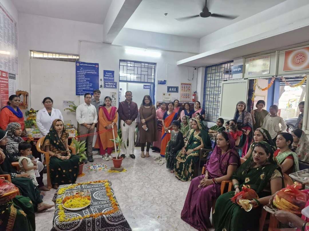 #सेवा_संकल्प_अभियान
भोपाल - संजीवनी क्लीनिक नयाबसेरा में गर्भवती महिलाओं के लिए गोद भराई एवं पोषण जागरूकता कार्यक्रम आयोजित
स्वास्थ्य विभाग भोपाल द्वारा महिला एवं बाल विकास विभाग के सहयोग से संजीवनी क्लीनिक नयाबसेरा, वार्ड क्रमांक 27 में गर्भवती महिलाओं के लिए गोद भराई एवं स्वास्थ्य-पोषण जागरूकता कार्यक्रम आयोजित किया गया।
कार्यक्रम में 28 गर्भवती एवं उच्च जोखिम वाली गर्भवती महिलाओं (High Risk ANC) को गर्भावस्था के दौरान आवश्यक सावधानियों, नियमित जांच, चिकित्सकीय परामर्श एवं सुरक्षित मातृत्व संबंधी जानकारी प्रदान की गई। इस अवसर पर महिलाओं की गोद भराई की रस्म भी संपन्न कराई गई तथा उन्हें संतुलित एवं पौष्टिक आहार, भोजन की गुणवत्ता, आयरन-फोलिक एसिड सेवन एवं गर्भावस्था में पोषण संबंधी महत्वपूर्ण सुझाव दिए गए।
कार्यक्रम में डॉ. अनिमेष सिंह, SDMO TT नगर, डॉ. श्वेता तिलांते, मेडिकल ऑफिसर, अर्पिता चौहान APM एवं श्री अखिलेश चतुर्वेदी, CDPO
बाणगंगा परियोजना सहित स्वास्थ्य एवं महिला बाल विकास विभाग के अधिकारी-कर्मचारियों ने सक्रिय सहभागिता सुनिश्चित की।
कार्यक्रम का उद्देश्य गर्भवती महिलाओं में स्वास्थ्य, पोषण एवं सुरक्षित मातृत्व के प्रति जागरूकता बढ़ाना तथा उच्च जोखिम वाली गर्भवती महिलाओं को समय पर आवश्यक स्वास्थ्य सेवाओं से जोड़ना रहा।
समाचार
संजीवनी क्लीनिक नयाबसेरा में गर्भवती महिलाओं के लिए गोद भराई एवं पोषण जागरूकता कार्यक्रम
भोपाल, 21 सितंबर 2026। स्वास्थ्य विभाग भोपाल द्वारा महिला एवं बाल विकास विभाग के सहयोग से संजीवनी क्लीनिक नयाबसेरा, वार्ड क्रमांक 27 में गर्भवती महिलाओं के लिए गोद भराई एवं स्वास्थ्य-पोषण जागरूकता कार्यक्रम आयोजित किया गया।
कार्यक्रम में 28 गर्भवती एवं उच्च जोखिम वाली गर्भवती महिलाओं (High Risk ANC) को गर्भावस्था के दौरान आवश्यक सावधानियों, नियमित स्वास्थ्य जांच, चिकित्सकीय परामर्श एवं सुरक्षित मातृत्व से संबंधित महत्वपूर्ण जानकारी दी गई। इस अवसर पर गर्भवती महिलाओं की गोद भराई की रस्म भी संपन्न कराई गई।
कार्यक्रम में महिलाओं को संतुलित एवं पौष्टिक आहार, भोजन की गुणवत्ता, आयरन-फोलिक एसिड के नियमित सेवन तथा गर्भावस्था के दौरान पोषण के महत्व के बारे में जागरूक किया गया। साथ ही उच्च जोखिम वाली गर्भवती महिलाओं को समय पर आवश्यक स्वास्थ्य सेवाएं एवं चिकित्सकीय देखभाल प्राप्त करने के लिए प्रेरित किया गया।
कार्यक्रम में डॉ. अनिमेष सिंह, SDMO टी.टी. नगर, डॉ. श्वेता तिलांते, मेडिकल ऑफिसर, श्रीमती अर्पिता चौहान, APM एवं श्री अखिलेश चतुर्वेदी, CDPO बाणगंगा परियोजना सहित स्वास्थ्य एवं महिला एवं बाल विकास विभाग के अधिकारी-कर्मचारियों ने सक्रिय सहभागिता की।
कार्यक्रम का उद्देश्य गर्भवती महिलाओं में स्वास्थ्य, पोषण एवं सुरक्षित मातृत्व के प्रति जागरूकता बढ़ाना तथा उच्च जोखिम वाली गर्भवती महिलाओं को समय पर आवश्यक स्वास्थ्य सेवाओं से जोड़ना रहा।
CM Madhya Pradesh
Jansampark Madhya Pradesh
#SevaSankalpAbhiyan