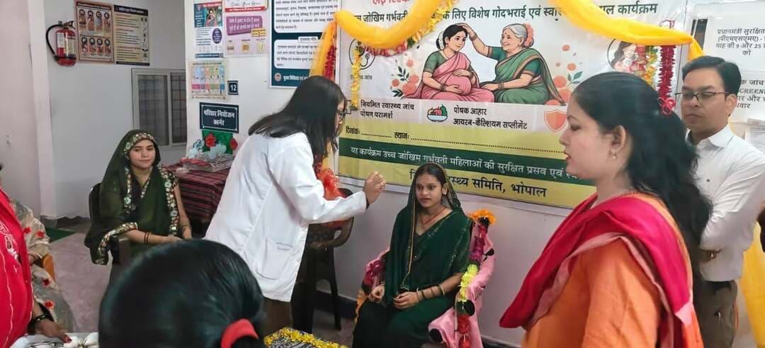 सेवा संकल्प अभियान के अंतर्गत नया बसेरा क्षेत्र आंगनवाड़ी केंद्रों पर महिला एवं बाल विकास तथा स्वास्थ्य विभाग के संयुक्त तत्वाधान में किया गया ।
जिसमें हाई रिस्क गर्भवती महिलाओं का स्वास्थ्य परीक्षण एवं गोदभराई एवं बच्चों का स्वास्थ्य परीक्षण एवं टीकाकरण का
किया गया एवं महिला बाल विकास की आंगनबाड़ी कार्यकर्ताओं द्वारा तैयार पोषण आहार की प्रदर्शनी लगाई गई एवं गर्भवती महिलाओं को पोषण आहार के बारे में समझाया गया
हाई रिस्क गर्भवती महिलाओ का स्वास्थ्य परीक्षण एवं गोदभाराई कार्यक्रम किया गया
जिसमें महिलाओं को पोषण बास्केट का वितरण किया गया कार्यक्रम में स्वास्थ्य विभाग से एपीएम एवं श्रीमती अनीता दुगाया श्री अनिमेश सिंह स्वास्थ्य अधिकारी एवं उनकी टीम तथा महिला एवं बाल विकास से परियोजना अधिकारी श्री अखिलेश चन्द्र चतुर्वेदी ,पर्यवेक्षक श्रीमती रीना भांगरे एवं उनकी टीम उपस्थित थीं।
Dr Mohan Yadav
CM Madhya Pradesh
#सेवा_संकल्प_अभियान
#TechnicalMP
#SevaSankalpAbhiyan