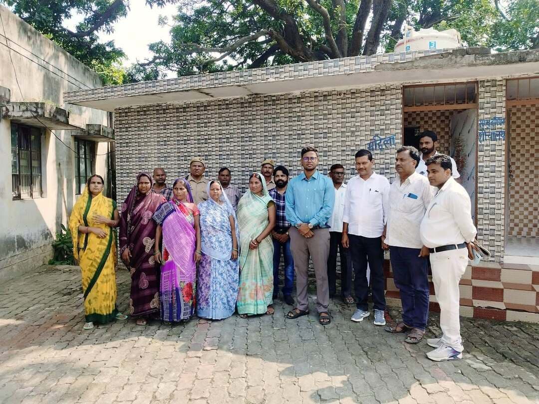 #बलिया #बेल्थरारोड तहसील में वादकारियों को मिली बड़ी राहत: सालों से उपेक्षित सामुदायिक शौचालय की सफाई कराकर #एसडीएम शरद चौधरी ने कराया शुभारंभ, अब स्वयं सहायता समूह संभालेगा सफाई और देखरेख की जिम्मेदारी।
#nonfollowersviewers #followerseveryone
#Ballia #BeltharaRoad #SDM #SwachhBharat #PublicConvenience