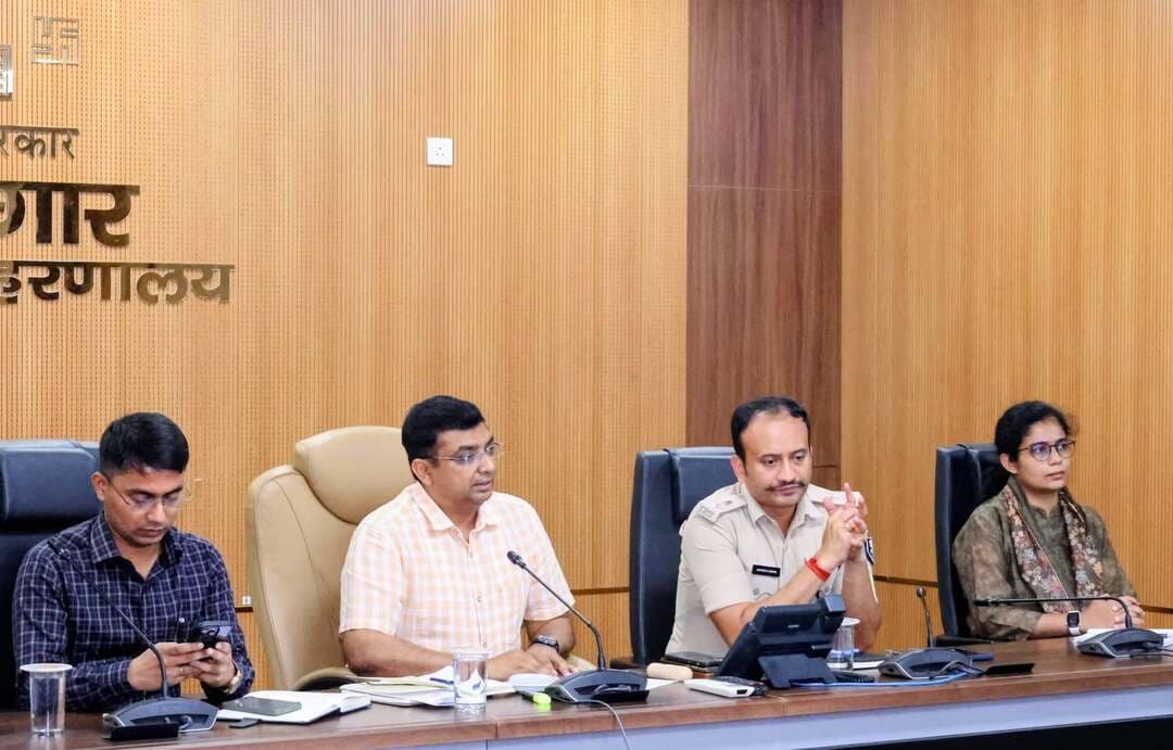 प्रेस विज्ञप्ति
*अभियान बसेरा के तहत वासयोग्य भूमि के लिए आवेदन पंचायत एवं अंचल कार्यालयों में लिये जा रहे हैं आवेदन, इसके लिए पटना आने की जरूरत नहीं.*
अभियान बसेरा-2 के अंतर्गत अनुसूचित जाति, अनुसूचित जनजाति, पिछड़ा वर्ग एवं अतिपिछड़ा वर्ग के सुयोग्य भूमिहीन परिवारों को आवास योग्य भूमि उपलब्ध कराने के लिए आवेदन प्राप्त करने की प्रक्रिया जारी है। पात्र परिवार अपने आवेदन अपने पंचायत कार्यालय अथवा अंचल कार्यालय में ही जमा करें। इसके लिए पटना आने की कोई आवश्यकता नहीं है।
जिलाधिकारी, पटना श्री कुंदन कुमार के निर्देश पर जिले के सभी अंचल कार्यालयों एवं पंचायत कार्यालयों में हेल्प डेस्क बनाये गए हैं। यहां पात्र परिवारों से आवेदन प्राप्त करने, उन्हें आवश्यक सहायता उपलब्ध कराने तथा आवेदन जमा करने के बाद पावती रसीद देने की समुचित व्यवस्था की गई है।
*जिलाधिकारी ने आमजन से अपील की है कि वे किसी भी प्रकार की अफवाह अथवा भ्रम में न आएं। वासयोग्य भूमि के लिए आवेदन देने हेतु किसी भी व्यक्ति को पटना आने की आवश्यकता नहीं है। लोगों की सुविधा के लिए आवेदन जमा करने की पूरी व्यवस्था उनके निकटतम पंचायत एवं अंचल कार्यालय में ही की गई है।*
उन्होंने सभी अनुमंडल पदाधिकारियों, भूमि सुधार उपसमाहर्ताओं, अंचलाधिकारियों एवं अन्य संबंधित पदाधिकारियों को निर्देश दिया है कि आवेदन प्राप्त करने, आवश्यक सहयोग देने तथा पावती उपलब्ध कराने की प्रक्रिया को सरल एवं व्यवस्थित रखें, ताकि किसी भी व्यक्ति को अनावश्यक कठिनाई का सामना न करना पड़े।
जिला प्रशासन के संज्ञान में आया है कि कुछ लोगों द्वारा इस संबंध में भ्रामक सूचना एवं अफवाह फैलाई जा रही हैँ.जिला प्रशासन द्वारा ऐसे अफवाह फैलाने वाले असामाजिक तत्वों की पहचान की जा रही है। ऐसे असामाजिक तत्वों के विरुद्ध नियमानुसार समुचित कानूनी कार्रवाई की जाएगी।
#CMSamrat
#SamratChoudhary
Samrat Choudhary
Information & Public Relations Department, Government of Bihar
Revenue and Land Reforms Dept, Govt. of Bihar