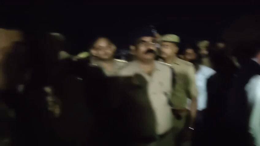 #प्रतापगढ़
बड़ी खबर: पट्टी कोतवाली में संदिग्ध परिस्थितियों में मृत युवक अर्जुन का शव घर पहुंचा, भारी पुलिस बल तैनात
पट्टी (प्रतापगढ़)। पट्टी कोतवाली में संदिग्ध परिस्थितियों में जान गंवाने वाले मोलनापुर निवासी युवक अर्जुन का शव सोमवार देर शाम करीब 8:30 बजे कड़ी सुरक्षा व्यवस्था के बीच पैतृक आवास पहुंचा। शव के घर पहुंचते ही परिजनों में कोहराम मच गया और पूरे गांव का माहौल गमगीन हो गया।
भाई का शव देखकर अर्जुन की बहन कंचन अचेत होकर गिर पड़ी। घटना के बाद मौके पर मौजूद लोगों में भी शोक का माहौल देखने को मिला।
सुरक्षा के मद्देनजर भारी पुलिस बल तैनात
घटना को लेकर तनावपूर्ण माहौल को देखते हुए प्रशासन ने सुरक्षा व्यवस्था कड़ी कर दी। मौके पर सीओ सदर मनोज रघुवंशी, सीओ पट्टी सहित करीब आधा दर्जन थानों की पुलिस फोर्स तैनात रही। लालगंज, देवसरा, पट्टी, कंधई समेत कई थानों की पुलिस मौके पर मौजूद रही।
पुलिस प्रशासन की ओर से स्थिति पर लगातार नजर रखी जा रही है। वहीं, परिवार और स्थानीय लोगों में घटना को लेकर शोक और आक्रोश है। परिजनों की ओर से मामले की निष्पक्ष जांच और न्याय की मांग की जा रही है।
घटना को लेकर पुलिस की ओर से की जा रही कार्रवाई और जांच पर सभी की निगाहें टिकी हैं।