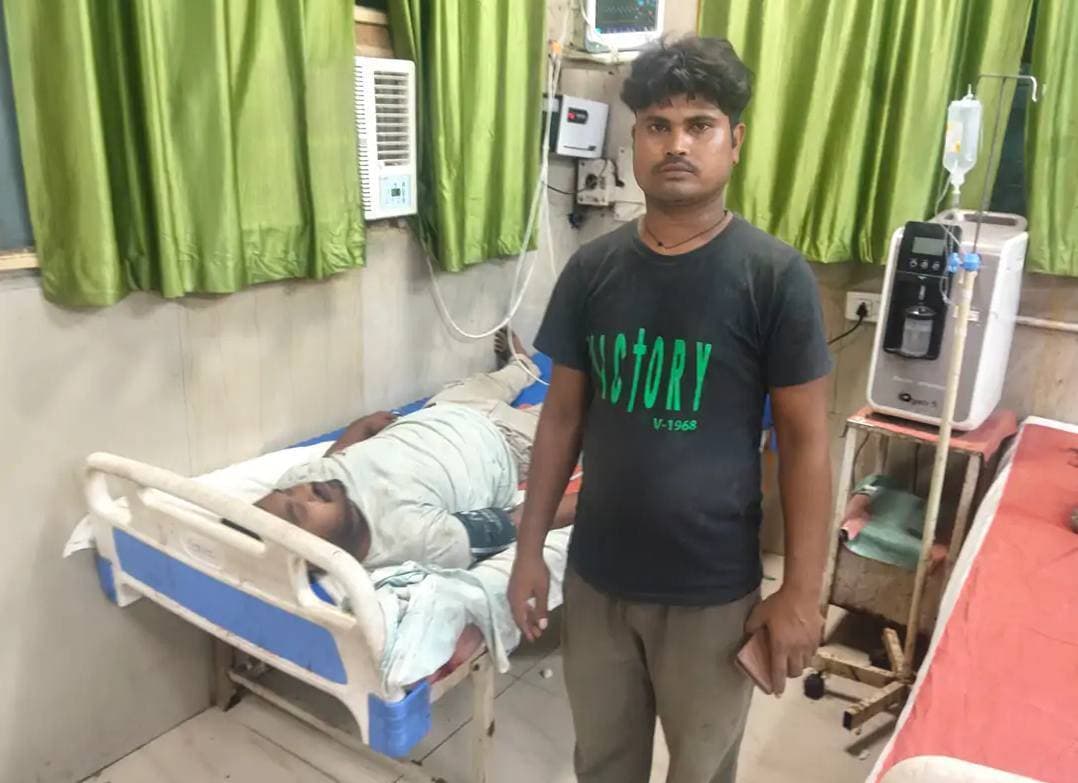 हॉर्न बजाने पर ट्रक चालक को घेरकर पीटा, 50 हजार रुपये छीनने का आरोप
बाइक सवार युवकों से साइड को लेकर हुआ विवाद, जमापुर के पास ट्रक रोककर मारपीट का आरोप; सीसीटीवी फुटेज से खुलेगा राज
संवाददाता राजेपुर
राजेपुर। थाना क्षेत्र में ट्रक से हॉर्न बजाने को लेकर हुए विवाद ने गंभीर रूप ले लिया। ट्रक चालक ने कुछ बाइक सवार युवकों पर पीछा कर ट्रक को घेरने, उसे नीचे उतारकर लाठी-डंडों से मारपीट करने और जेब में रखे करीब 50 हजार रुपये निकालकर फरार होने का आरोप लगाया है। घायल चालक को डॉ. राममनोहर लोहिया अस्पताल में भर्ती कराया गया है।
ग्राम दरायपुर निवासी आखेंद्र सिंह पुत्र प्रताप सिंह के मुताबिक वह अपने ट्रक से मिर्जापुर से फर्रुखाबाद जा रहे थे। राजेपुर के पास सड़क किनारे छह-सात युवक मोटरसाइकिलों के साथ खड़े थे। रास्ते से निकलने के दौरान चालक ने हॉर्न बजाया तो युवकों ने गाली-गलौज शुरू कर दी।
आरोप है कि विरोध करने पर युवक मारपीट पर आमादा हो गए। चालक ट्रक लेकर आगे निकल गया, लेकिन बाइक सवारों ने उसका पीछा किया। जमापुर के पास बंद पड़े पेट्रोल पंप के पास आरोपियों ने ट्रक को घेर लिया। चालक को ट्रक से नीचे उतारकर लाठी-डंडों से मारपीट की गई। पीड़ित का आरोप है कि इसी दौरान उसकी जेब से करीब 50 हजार रुपये निकाल लिए गए।
पीड़ित ने बताया कि घटना के समय आसपास के दुकानदार मौजूद थे और दुकानों पर लगे सीसीटीवी कैमरों में घटना कैद होने की संभावना है। उसने पुलिस से सीसीटीवी फुटेज की जांच कर आरोपियों के खिलाफ कार्रवाई की मांग की है।
वहीं थाना अध्यक्ष राजीव पांडे ने बताया कि मामले की शिकायत मिली है। प्रारंभिक जांच में साइड देने को लेकर ट्रक चालक और बाइक सवारों के बीच विवाद और मारपीट की बात सामने आई है। रुपये छीनने के आरोप की अभी पुष्टि नहीं हुई है। पुलिस मामले की जांच कर रही है।
#राजेपुर #ट्रकचालक #मारपीट #पचासहजार #सीसीटीवी #पुलिसजांच #फर्रुखाबाद #अपराध #जनपदफर्रुखाबाद