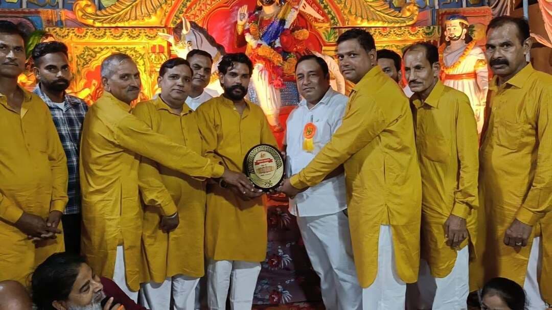मंडी डबवाली बाबा रामदेव जी मंदिर कमेटी श्री गुरु रविदास नगर में बाबा रामदेव जी के जागरण में मुख्य अतिथि के रूप में पहुंचे वरिष्ठ अधिवक्ता दयाराम जोईया, बाबा के दरबार मे लगाई हाजिरी, मंदिर कमेटी ने स्मृति चिन्ह देकर किया सम्मानित, इस मौके पर बड़ी संख्या में श्रद्धालु मौजूद रहे।