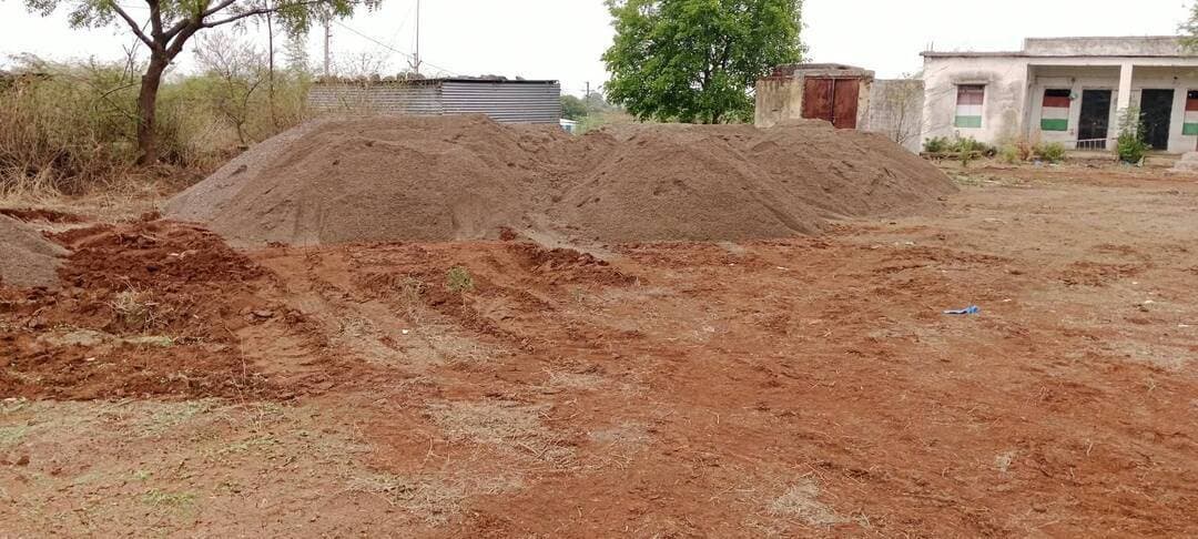 मांजरा नदीपात्रात अवैध वाळू उपशावर पोलिसांचा हातोडा; 45 लाखांचा मुद्देमाल जप्त
लातूर शासनाचा महसूल बुडवून मांजरा नदीपात्रातून बेकायदा वाळू उपसा व तस्करी करणाऱ्या टोळीवर शिरूर अनंतपाळ पोलिसांनी शनिवारी सायंकाळी धडक कारवाई करत दोन ट्रॅक्टर-ट्रॉलीसह सुमारे 700 ब्रास वाळूसाठा असा एकूण 45 लाख 7 हजार 500 रुपयांचा मुद्देमाल जप्त केला आहे. पोलीस अधीक्षक अमोल तांबे यांच्या अवैध धंद्यांविरुद्ध कठोर कारवाईच्या निर्देशानुसार ही मोहीम राबविण्यात आली.
परिविक्षाधीन पोलीस उपअधीक्षक तथा प्रभारी अधिकारी अक्षय जाधव यांना मौजे शिरोळ येथील वेताळवाडी वस्ती परिसरात अवैध वाळू साठा व वाहतूक होत असल्याची गोपनीय माहिती मिळाली होती. त्यानुसार दि. 20 सप्टेंबर रोजी सायंकाळी साडेसात वाजता पथकाने छापा टाकला असता, बाळासाहेब सूर्यकांत शिंदे व दयानंद किशन कज्जेवाड (दोघे रा. शिरोळ वां., ता. निलंगा) हे दोघे मांजरा नदीतून विनापरवाना वाळू उपसा करून ट्रॅक्टरच्या साह्याने वाहतूक करत असल्याचे आढळले.
पोलिसांनी दोन्ही ट्रॅक्टर-ट्रॉली ताब्यात घेतल्या असून, वेताळवाडी वस्तीतील शाळेजवळील तळ्यालगत पाहणी केली असता विक्रीच्या उद्देशाने साठवून ठेवलेला तब्बल 700 ब्रास वाळूचा प्रचंड साठा आढळला. पंचनामा करून हा साठा जप्त करण्यात आला असून, याप्रकरणी शिरूर अनंतपाळ पोलीस ठाण्यात गु.र.नं. 287/2026 अन्वये कलम 303(2), 3(5) भारतीय न्याय संहिता व महाराष्ट्र जमीन महसूल अधिनियम कलम 48(7), 48(8) नुसार गुन्हा दाखल करण्यात आला आहे. ही कारवाई पोलीस अंमलदार श्रीराम सांडूर, कैलास शिंदे, विलास अर्जुने, विकास लोखंडे यांच्या पथकाने केली असून पुढील तपास उपनिरीक्षक यू. जी. रायबोळे करीत आहेत.
