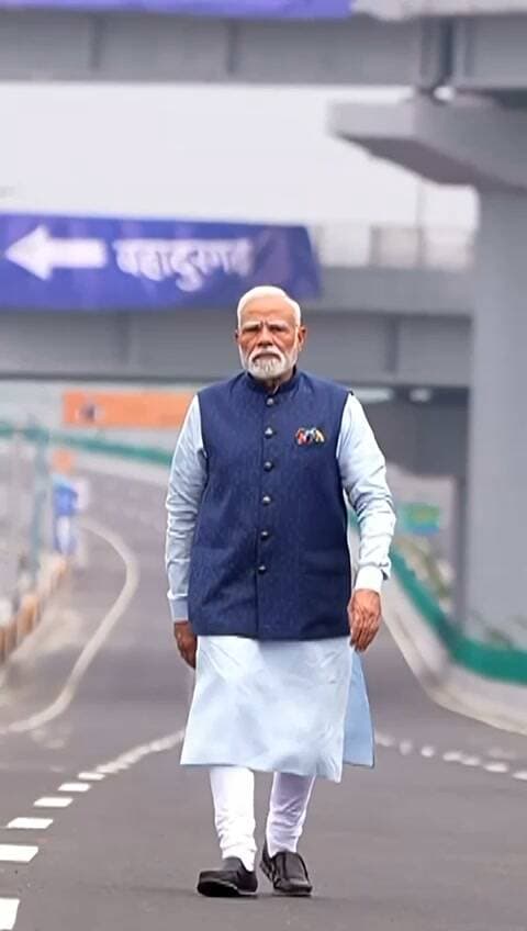 वन्दे भारत लाइव न्यूज़ #परविंदरकुमार /प्रधान मंत्री नरेंद्र मोदी सूरज हमारा हो, समंदर भी हमारा हो,
नाव हमारी हो, नाविक भी हमारा हो,
लहरों पर विजय लिखें, वो हौसला हमारा हो...
पीएम मोदी की ये पंक्तियां सिर्फ शब्द नहीं, बल्कि विकसित और आत्मनिर्भर भारत के उस संकल्प की अभिव्यक्ति हैं, जिसे साकार करने के लिए वे निरंतर प्रयासरत हैं।
*सेवा का यही भाव और संकल्प भारत को नई ऊंचाइयों की ओर ले जा रहा है।* 🇮🇳
#SevaSankalpAbhiyan
