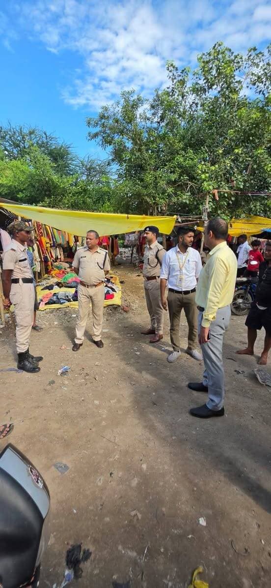 *शहर में जाम की समस्या के स्थायी समाधान हेतु विभिन्न स्थलों का निरीक्षण।*
जिला पदाधिकारी महोदय के निर्देशानुसार लखीसराय शहर में प्रतिदिन उत्पन्न हो रही जाम की समस्या के निदान एवं यातायात व्यवस्था को सुचारु बनाने के उद्देश्य से आज रेलवे परिसर, मुख्य बाजार एवं शहर की प्रमुख सड़कों का स्थलीय निरीक्षण किया गया।
जिला परिवहन पदाधिकारी श्री मुकुल पंकज मणि के नेतृत्व में डीएसपी ट्रैफिक श्री अजय कुमार, कार्यपालक पदाधिकारी श्री प्रभात कुमार, नगर परिषद लखीसराय एवं एमवीआई श्री प्रतीक कुमार सहित संबंधित पदाधिकारियों द्वारा विभिन्न स्थलों का जायजा लिया गया।
निरीक्षण के दौरान जाम के प्रमुख कारणों, वाहनों के आवागमन, पार्किंग व्यवस्था, अतिक्रमण एवं यातायात प्रबंधन से संबंधित विभिन्न बिंदुओं का अवलोकन किया गया। साथ ही, जाम की समस्या के प्रभावी एवं स्थायी समाधान हेतु आवश्यक उपायों पर विचार-विमर्श किया गया।
जिला परिवहन पदाधिकारी ने बताया कि शहरवासियों को प्रतिदिन होने वाली जाम की समस्या से राहत दिलाने के लिए संबंधित विभागों के समन्वय से हर संभव प्रयास किया जा रहा है। यातायात व्यवस्था को बेहतर बनाने तथा आमजनों के सुगम आवागमन के लिए आवश्यक कदम शीघ्र उठाए जाएंगे।