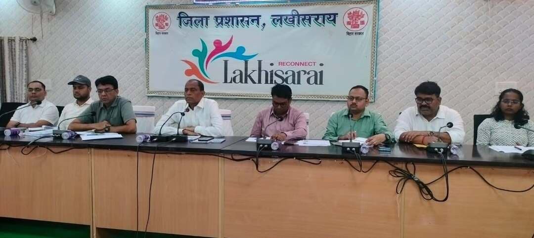 आज दिनांक 21.09.2026 को जिला पदाधिकारी, श्री शैलेंद्र कुमार की अध्यक्षता में समाहरणालय, लखीसराय स्थित मंत्रणा कक्ष में जिला स्तरीय समन्वय समिति की बैठक आयोजित की गई।
बैठक में विभिन्न विभागों के बीच समन्वय स्थापित कर योजनाओं के प्रभावी एवं त्वरित क्रियान्वयन तथा लंबित मामलों के निष्पादन की विस्तृत समीक्षा की गई।
बैठक के दौरान स्वास्थ्य विभाग से संबंधित विभिन्न स्वास्थ्य सूचकांकों एवं योजनाओं की समीक्षा की गई। इसमें डेल्टा हेल्थ इंडिकेटर, चाइल्ड प्रोटेक्शन, एनीमिया की स्थिति, आभा रैंकिंग सहित अन्य महत्वपूर्ण बिंदुओं पर चर्चा की गई।
स्वास्थ्य केंद्रों के भवन निर्माण हेतु भूमि की उपलब्धता की समीक्षा करते हुए जिला पदाधिकारी ने संबंधित अंचलाधिकारियों को स्वास्थ्य विभाग के पदाधिकारियों के साथ समन्वय स्थापित कर आवश्यक भूमि चिन्हित करने का निर्देश दिया। अतिरिक्त प्राथमिक स्वास्थ्य केंद्रों की स्थिति एवं अन्य स्वास्थ्य संस्थानों से संबंधित मामलों की भी समीक्षा की गई, तथा 76 स्वास्थ्य उपकेन्द्रों तथा 32 जलापूर्ति की सूर्यगढ़ा प्रखंड की योजना हेतु त्वरित ढंग से भूमि उपलब्ध कराने का निर्देश दिया गया।
इसके साथ ही ओल्ड एज होम, आंगनबाड़ी केंद्रों में उपस्थिति, मिड-डे मील, डिग्री कॉलेज, फार्मर आईडी सहित विभिन्न योजनाओं एवं कार्यक्रमों की प्रगति की समीक्षा की गई।
जिला पदाधिकारी ने संबंधित पदाधिकारियों को विभागीय योजनाओं का नियमित अनुश्रवण करते हुए निर्धारित लक्ष्य के अनुरूप प्रगति सुनिश्चित करने का निर्देश दिया।
बैठक में प्रधानमंत्री सूर्य घर मुफ्त बिजली योजना की भी समीक्षा की गई। योजना में तेजी लाने हेतु कार्यपालक अभियंता, विद्युत आपूर्ति प्रमंडल, लखीसराय को कैंपों का संचालन जारी रखते हुए इसकी गति और बढ़ाने का निर्देश दिया गया। साथ ही अधिकाधिक पात्र लाभुकों को योजना से जोड़ने को कहा गया।
मोकामा-मुंगेर फोरलेन परियोजना से संबंधित भूमि मामलों की समीक्षा करते हुए संबंधित सभी अंचलाधिकारियों को भूमि चिन्हित कर संबंधित प्राधिकारी को रिपोर्ट उपलब्ध कराने तथा आवश्यक एलपीसी प्राप्त करने की कार्रवाई सुनिश्चित करने का निर्देश दिया गया।
कल्याण विभाग के अंतर्गत छात्रावासों से संबंधित मामलों की समीक्षा की गई। जिला कल्याण पदाधिकारी को संबंधित सातों प्रखंडों में छात्रावास निर्माण हेतु भूमि चिन्हित करने के लिए संबंधित अंचलाधिकारियों से समन्वय स्थापित करने का निर्देश दिया गया, तथा सम्बंधित विभागों को भी अंचल अधिकारी के संपर्क में रहकर आवश्यक कार्रवाई में मदद करने का निर्देश दिया गया।
बैठक में डीसी बिल की समीक्षा के दौरान जिला पदाधिकारी ने सभी लंबित डीसी बिलों का शीघ्र निष्पादन सुनिश्चित करने का निर्देश दिया। पुराने एवं लंबे समय से लंबित मामलों को विशेष प्राथमिकता देते हुए अगले तीन दिनों में निष्पादित करने तथा छोटी राशि से संबंधित लंबित मामलों का त्वरित निष्पादन करने का निर्देश दिया गया।
इसके अतिरिक्त CWJC, सीएम डैशबोर्ड एवं अन्य ऑनलाइन पोर्टलों पर लंबित मामलों की भी समीक्षा की गई। जिला पदाधिकारी ने निर्देश दिया कि जिन कार्यालयों में मात्र एक-दो मामले लंबित हैं, उनका तत्काल निष्पादन सुनिश्चित किया जाए।
जमाबंदी rectification कार्य में नगण्य प्रगति होने के चलते कड़ी नाराजगी व्यक्त की गई। साथ ही जमाबंदी सुधार से संबंधित मामलों का भी प्राथमिकता के आधार पर निष्पादन सुनिश्चित करने का निर्देश दिया गया।
इसके साथ ही जिला पदाधिकारी महोदय द्वारा बताया गया कि सेवा संकल्प एवं कायाकल्प अभियान दिनांक 17 सितंबर से प्रारंभ हो चुका है, अतः संबंधित पदाधिकारी इस दिशा में आवश्यक कार्रवाई प्रारंभ करें।
उपविकास आयुक्त महोदय द्वारा सेवा संकल्प एवं कायाकल्प अभियान के संबंध में विस्तृत जानकारी दी गई।
जिला पदाधिकारी ने निर्देश दिया कि स्वास्थ्य उपकेंद्र, एपीएचसी, मेडिकल कॉलेज सहित अन्य लंबित मामलों का त्वरित निष्पादन किया जाए। विभिन्न पोर्टलों एवं डैशबोर्ड की नियमित मॉनिटरिंग की जा रही है। कार्यों में पूर्व की अपेक्षा प्रगति हुई है, परंतु इसमें और तेजी लाने की आवश्यकता है।
बैठक में अपर समाहर्ता श्री नीरज कुमार, उप विकास आयुक्त श्री सुमित कुमार, अनुमंडल पदाधिकारी श्री प्रभाकर कुमार, विशेष कार्य पदाधिकारी जिला गोपनीय शाखा श्री राहुल कुमार, जिला जनसंपर्क पदाधिकारी श्री रवि कुमार, नजारत उपसमाहर्ता सुश्री प्राची कुमारी, जिला पंचायती राज पदाधिकारी श्रीमती पम्मी रानी सहित अन्य संबंधित विभागों के पदाधिकारी उपस्थित रहे।