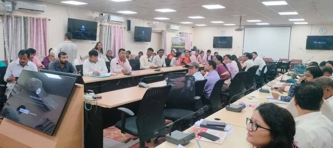 आज दिनांक21,.09.2026 को जिला विधिक सेवा प्राधिकार लखीसराय की ओर से कवच परियोजना सेंटर डायरेक्ट के तकनीकी सहयोग से मंत्रणा कक्ष, समाहरणालय लखीसराय में कार्यक्रम , कार्यशाला का आयोजन किया गया। जिसका उद्देश्य इसमें सरकार के विभिन्न विभागों के साथ समन्वय स्थापित करते हुए 1. बाल विवाह मुक्त भारत अभियान,(नालसा एस ओ पी जागरूकता, समर्थन,सहायता और कार्यवाही), 2. बाल हितैषी कानूनी सेवा योजना 2024 के संबंध में,3. बाल श्रम, बाल तस्करी आदि को रोकने को लेकर तथा अन्य बाल अधिकारों के संरक्षण के संबंध में कार्ययोजना बनाना तथा व्यापक स्तर पर जागरूकता एवं रोकथाम के कार्यक्रम करना था। कार्यशाला में सचिव, डालसा लखीसराय, विधानन्द सागर, डॉ जयप्रकाश सिंह , सिविल सर्जन, प्रभाकर कुमार अनुमंडल पदाधिकारी सह बल विवाह प्रतिषेध पदाधिकारी, जिला शिक्षा पदाधिकारी यदुवंश राम पुलिस उपाधीक्षक विश्वजीत कुमार सिंह आदि पदाधिकारीगण तथा अन्य हितधारी उपस्थित रहे । विभिन्न कानून जैसे बाल विवाह प्रतिषेध अधिनियम, विभिन्न श्रम अधिनियम, जुवेनाइल एक्ट, पॉक्सो एक्ट के संबंध में विस्तार से जानकारी दी गई। विभिन्न विभागों के पदाधिकारी, प्रतिनिधि द्वारा अपने अपने भूमिका के बारे बताया गया और हर तरह की सुविधा सहयोग देने की बात कही गई। कवच परियोजना सेंटर डायरेक्ट के प्रतिनिधि चंद्रशेखर जी , प्रसून कमल द्वारा विभिन्न कानून एवं योजनाओं एवं कार्यक्रम के बारे में विस्तार से जानकारी दी गई। विभिन्न हितधारकों,सरकारी विभाग ,सामाजिक संस्थाएं ,जनप्रतिनिधियों ,विभिन्न संगठनों एनजीओ के बीच में समन्वय स्थापित कर बाल विवाह,बाल श्रम, बच्चों के प्रति हो रहे अपराध को कैसे रोका जा सकता है, पीड़ित लोगों को कैसे पुनर्वासित व सशक्त बनाया जाए, जोखिम वाले स्थान को चिन्हित कर उस पर विशेष फोकस किया जाए, इसपर चर्चा की गई। सचिव डालसा , लखीसराय ने आगे बताया कि जिला विधिक सेवा प्राधिकार विधिक जागरूकता कार्यक्रम गांव स्तर तक किया जाएगा । विभिन्न जगहों पर विधिक सेवा केंद्र कार्य कर रहा है ।आगे कहा कि यह प्रयास किया जाएगा कि हर विद्यालय, पंचायत में बाल विवाह प्रतिषेध अधिनियम,बाल श्रमनिषेध अधिनियम,पोक्सो एक्ट ,जुवेनाइल एक्ट एवं बाल हितैषी कानून एवं योजनाओं के बारे में लोगों को जागरूक किया जाये । स्कूलों से बच्चों के ड्रॉप आउट होने के संबंध में जागरूकता एवं प्रतिषेध कार्यक्रम किया जाएगा । ऑडियो ,वीडियो, सोशल मीडिया, इलेक्ट्रॉनिक मीडिया का प्रयोग व्यापक स्तर पर किया जाएगा, जिसमें गीत संगीत के माध्यम से लघु नाटक , नुक्कड़ नाटक,मानव श्रृंखला, बैनर,पोस्टर आदि का प्रयोग किया जाएगा। कवच परियोजना केंद्र डायरेक्ट से अनुरोध किया गया कि वह इन सभी कार्यक्रमों को जमीनी स्तर पर सभी स्टेकहोल्डर का सहयोग लेते हुए जमीनी स्तर पर उतारे। जिला विधिक सेवा प्राधिकार,लखीसराय नालसा एवं बालसा के निर्देश को ध्यान में रखते हुए विधि जागरूकता , विधिक सेवा, सरकार की योजनाओं को लोगों तक पहुंचाने एवं बाल विवाह मुक्त समाज ,बाल श्रम मुक्त समाज के प्रति प्रतिबद्ध है तथा बाल हितैषी कानून सेवा योजनाओं को लागू करने के लिए संकल्पित है।