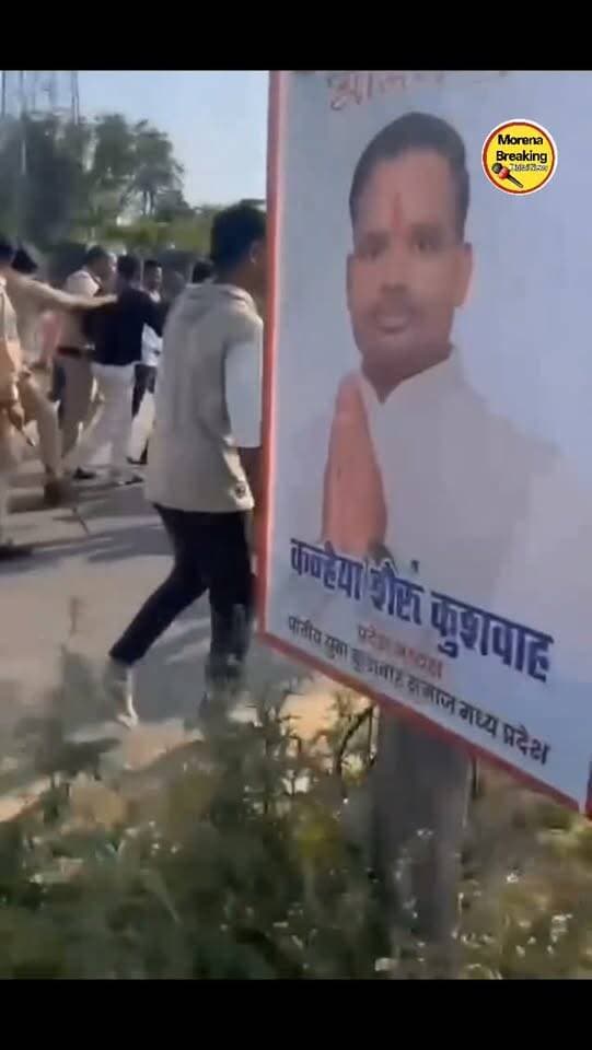 बेला की बाबड़ी के पास कुशवाह समाज के हॉस्टल के उद्घाटन कार्यक्रम के दौरान हुआ विवाद, कुशवाह समाज के दो गुटों में हुआ विवाद
कार्यक्रम में केन्द्रीय मंत्री ज्योतिरादित्य सिंधिया भी पहुंचे थे
घटना का वीडियो हुआ वायरल
सिंधिया के कार्यक्रम में एक गुट ने दिखाए काले झंडे इस पर दूसरे सिंधिया समर्थक गुट ने किया विरोध, इस दौरान बनी तनाव पूर्ण स्थिति
कार्यक्रम मंत्री नारायण सिंह कुशवाह भी थे मौजूद
पुलिस विरोध करने वाले लोगों को थाने लेकर पहुंची
गिरवाई थाना क्षेत्र की घटना
#gwaliorbreaking #morena2025 #gwaliorbreaking #morena #reelsvideo