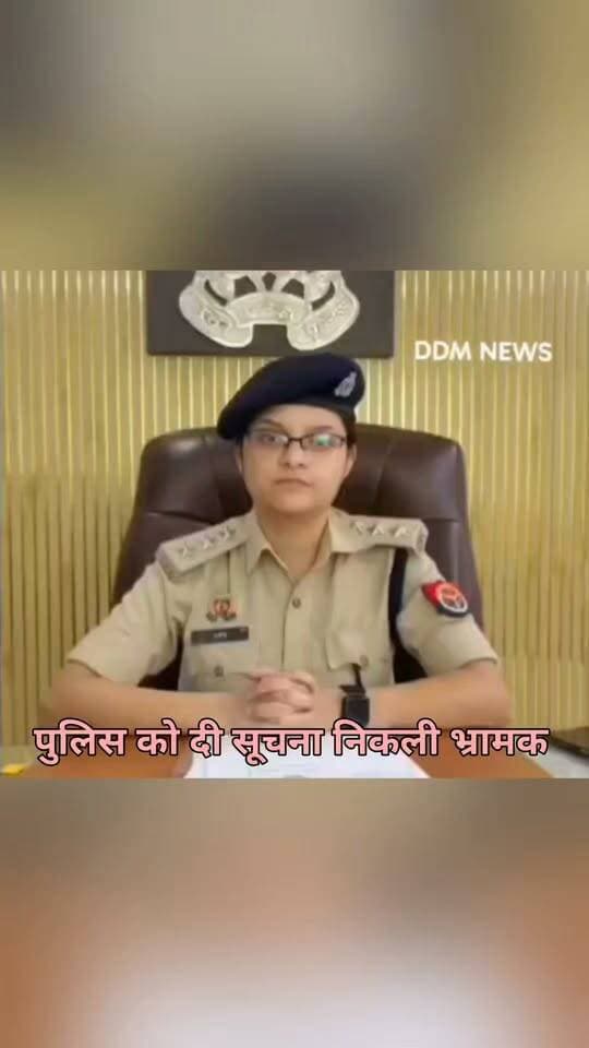 शहजादी मंडी में पुराने विवाद को लेकर दो पक्षों में पथराव, गणेश प्रतिमा खंडित होने की खबर निकली भ्रामक - पुलिस
मथुरा। थाना सदर बाजार क्षेत्र के शहजादी मंडी में दिनांक 20-09-2026 की रात करीब 10 बजे दो पक्षों में कहासुनी के बाद पथराव हो गया। विवाद बढ़ते-बढ़ते पास में लगे गणेश पंडाल तक पहुंच गया, जहां जागरण चल रहा था।
पुलिस के अनुसार बाहर के दो युवकों का मंडी के स्थानीय युवकों से पहले से विवाद चल रहा था। उसी को लेकर दोनों में कहासुनी, मारपीट और पथराव शुरू हुआ। पथराव के दौरान कुछ पत्थर जागरण की ओर जा गिरे, जिससे वहां मौजूद गणेश कमेटी के लोगों से भी दोनों पक्षों की कहासुनी हो गई।
सूचना पर थाना पुलिस मौके पर पहुंची। पुलिस ने स्पष्ट किया है कि "कोई भी पत्थर गणेश जी की मूर्ति पर नहीं लगा है और न ही मूर्ति खंडित हुई है।" सोशल मीडिया पर चल रही प्रतिमा खंडित होने की सूचना असत्य और भ्रामक है।
पुलिस ने घायलों का नियमानुसार मेडिकल कराया है और "दो युवकों को हिरासत में" लिया है। पुलिस का कहना है कि तहरीर मिलते ही अन्य विधिक कार्रवाई की जाएगी और मामले की जांच की जा रही है।
_____
#वायरल #Hashtag
#ShahzadiMandi #Pathrav #GaneshPandal #Jagran #UPPolice #SadarBazar #BreakingNews #ViralNews #AgraNews