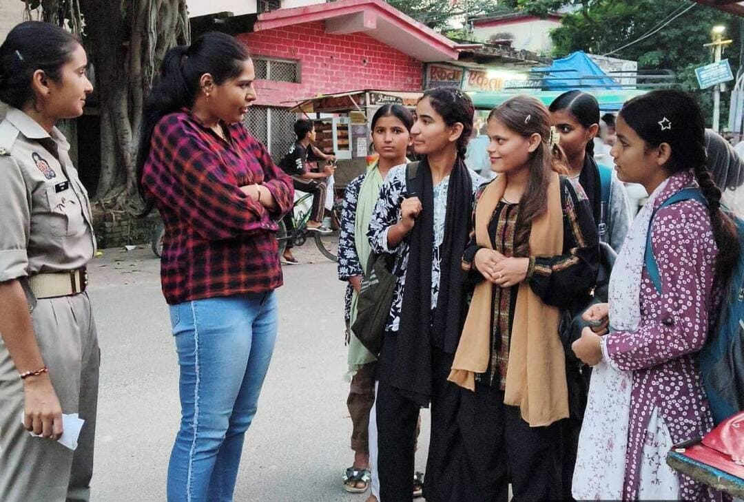 फिरोजाबाद में मिशन शक्ति फेज-5 का सख्त पहरा, एक दिन में 33 शोहदों पर कार्रवाई
फिरोजाबाद। वरिष्ठ पुलिस अधीक्षक आदित्य लांग्हे के निर्देशन में जनपद में मिशन शक्ति फेज-5 अभियान के तहत महिलाओं और बालिकाओं की सुरक्षा को लेकर पुलिस ने सघन अभियान चलाया।
अभियान के दौरान समस्त थानों की मिशन शक्ति व एंटी रोमियो टीमों ने स्कूल-कॉलेजों, बाजारों, मंदिरों, प्रमुख चौराहों और भीड़भाड़ वाले स्थानों पर चेकिंग की। सादा वस्त्रों में तैनात महिला पुलिसकर्मियों ने संवेदनशील क्षेत्रों में निगरानी कर संदिग्धों को चेतावनी दी।
पुलिस ने एक दिन में 33 शोहदों के खिलाफ कड़ी वैधानिक कार्रवाई करते हुए उन्हें भविष्य में ऐसी हरकत न दोहराने की सख्त हिदायत दी। इसके अलावा काउंसलिंग के माध्यम से 7 परिवारों में समझौता कराया गया।
टीमों ने बालिकाओं और महिलाओं को महिला हेल्पलाइन 1090, 181, आपातकालीन सेवा 112 और साइबर हेल्पलाइन 1930 के बारे में जानकारी देकर जागरूक किया।
थानावार कार्रवाई में दक्षिण में 6, सिरसागंज में 5, रजावली में 4, अरांव में 3 समेत कुल 33 शोहदों पर कार्रवाई हुई। पुलिस का यह अभियान लगातार जारी रहेगा।
__________
#MissionShakti #FirozabadPolice #UPPolice #WomenSafety #AntiRomeo #MissionShaktiPhase5 #FirozabadNews