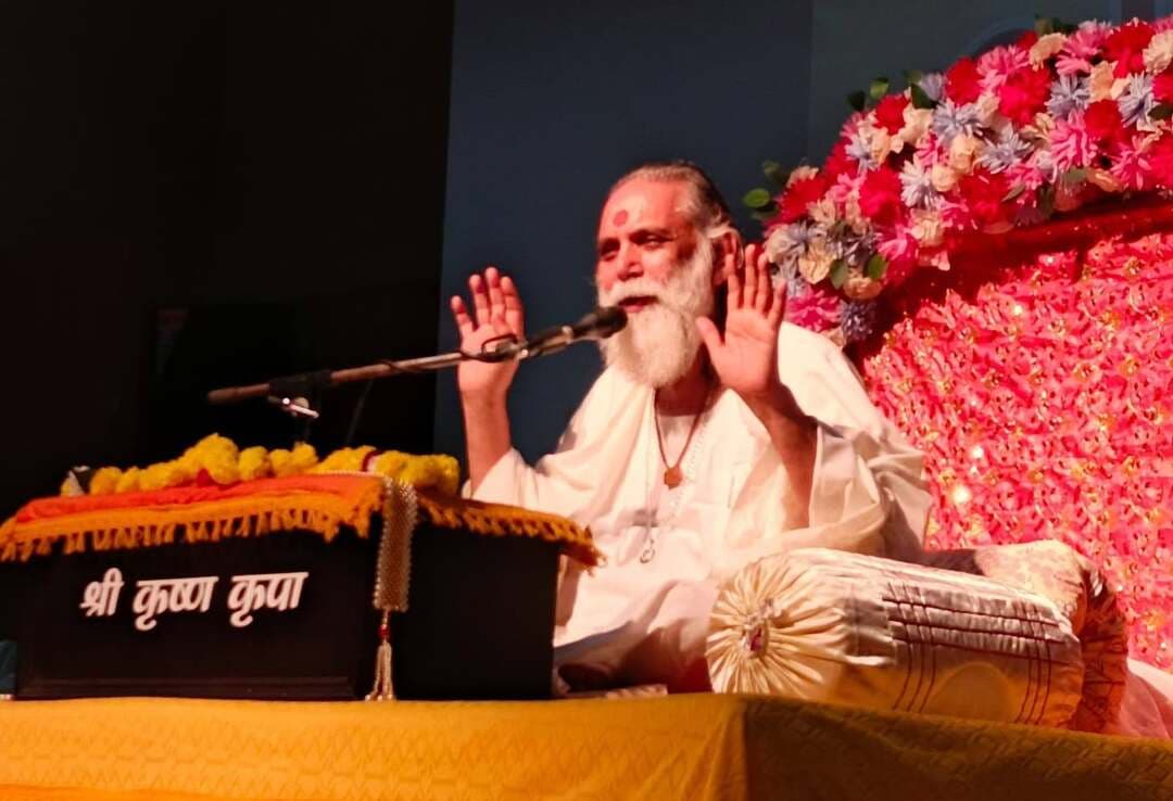 फिरोजाबाद में दिव्य गीता सत्संग का द्वितीय दिवस: ज्ञानानंद महाराज के प्रवचनों से भक्तिमय हुआ माहौल
फिरोजाबाद। श्री कृष्ण कृपा जीओ गीता परिवार के तत्वावधान में आयोजित तीन दिवसीय दिव्य गीता सत्संग के द्वितीय दिवस का आयोजन श्रद्धा, भक्ति और आध्यात्मिक उत्साह के साथ सम्पन्न हुआ। कार्यक्रम का शुभारंभ मुख्य यजमान दिनेश चन्द्र अग्रवाल व विशिष्ट यजमान प्रदीप गर्ग लल्ला जी द्वारा भगवान श्रीकृष्ण व राधारानी की प्रतिमा के समक्ष दीप प्रज्वलित कर हुआ। दैनिक यजमान शंकर गुप्ता व बबिता गुप्ता ने माल्यार्पण किया। स्वागताध्यक्ष अजय जिंदल व सुमन जिंदल ने व्यास पीठ पर विराजमान गीता मनीषी स्वामी ज्ञानानंद जी महाराज का पुष्प भेंटकर स्वागत किया।
संचालन जीओ गीता उत्तर प्रदेश युवा प्रभारी अभिषेक क्रांति ने किया। राजेश, मधु उपाध्याय, प्रदीप, सुमन जिंदल, दीपक व ज्योति बंसल द्वारा गीता पूजन किया गया। संस्था के पदाधिकारी राजू मित्तल द्वारा प्राइवेट ट्रामा सेंटर के नवनिर्वाचित अध्यक्ष पी.के. जिंदल व सचिन हनुमान प्रसाद गर्ग का स्वागत किया गया। नेशनल स्किल डवलपमेंट काउंसिल द्वारा डॉक्टरेट की मानद उपाधि से सम्मानित डॉ.आनंद कुमार मित्तल को जीओ गीता परिवार फिरोजाबाद द्वारा सम्मानित किया गया।
प्रवचन से पूर्व स्वामी ज्ञानानंद जी महाराज ने सभी साधकों को गीता स्तुति का पाठ कराया। उन्होंने कहा कि जन्म के साथ ही संघर्ष की गाथा शुरू हो जाती है, जीवन के संघर्षों में मन घबराए नहीं, लड़खड़ाए नहीं, यही गीता का संदेश है। प्रकृति से प्रेरणा लेकर समाज की बुराइयों में न उलझते हुए आगे बढ़ना चाहिए और भूत-भविष्य में नहीं, वर्तमान में जीना चाहिए। 'जिओ गीता के संग सीखो जीने का ढंग' व 'मेरे मन बैठ जरा गोपाल जी के चरणों में' भजनों से श्रोता भावविभोर हो गए।
सदर विधायक मनीष असीजा ने महाराज से आशीर्वाद प्राप्त किया और फिरोजाबाद में बार-बार आकर सत्य मार्ग की प्रेरणा देने का आग्रह करते हुए गीता प्रचार में पूर्ण सहयोग का संकल्प लिया।
समापन पर हुई आरती में सुधीर अग्रवाल (पटना), प्रवीण अग्रवाल (सेवा सदन), सुधीर अग्रवाल, गोपाल दास बंसल, पूनम अग्रवाल, मुकेश बंसल बाबा, राखी जिंदल, संदीप अग्रवाल, महावीर प्रसाद अग्रवाल, नीता सिंघल, अनीश कुमार गुप्ता, रोहित खंडेलवाल, संदीप गुप्ता, सतीश चंद्र अग्रवाल, पीयूष पालीवाल, संजय मित्तल (ईकरी), यश जिंदल व बसंत अग्रवाल सहित अनेक गणमान्य नागरिक व श्रद्धालु उपस्थित रहे।
---
#GeetaSatsang #GyananandMaharaj #Firozabad #JioGita #KrishnaBhakti #ViralNews #DharmikAyojan