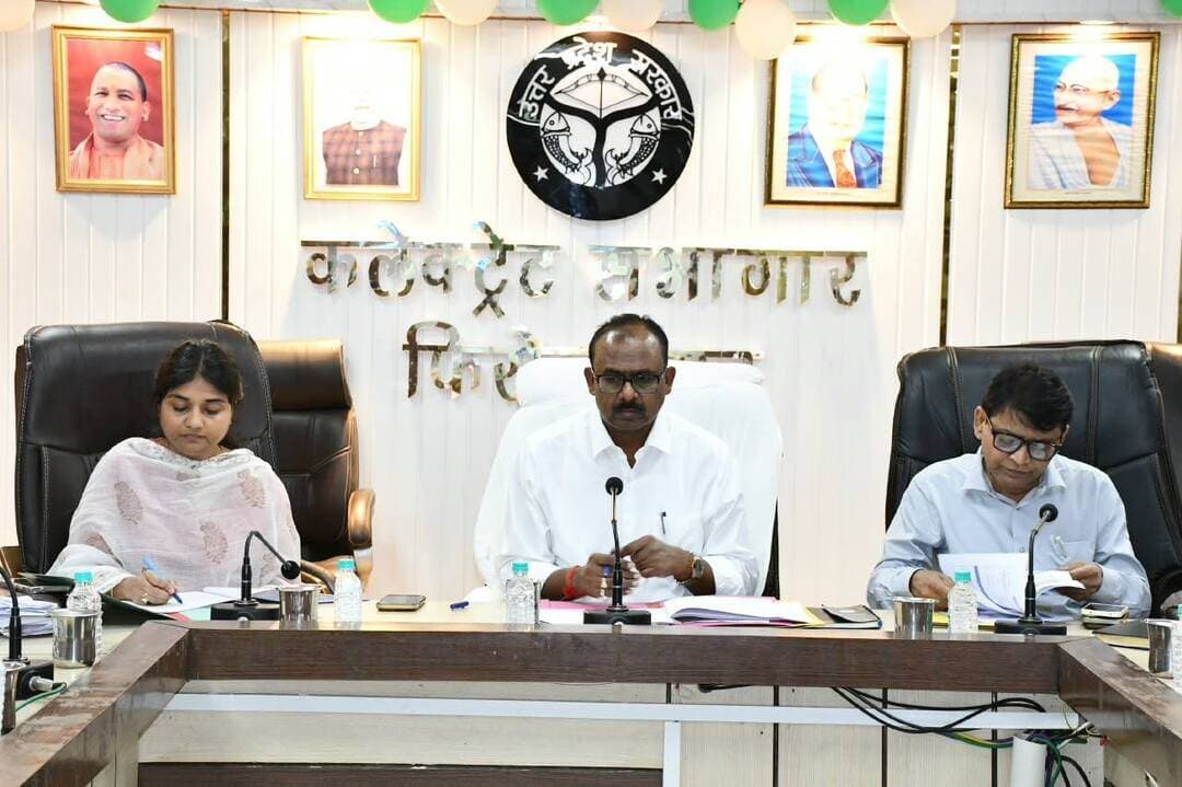 कलेक्ट्रेट में श्रमबंधु व बाल श्रम सतर्कता समिति की बैठक, डीएम ने दिए सख्त निर्देश
फिरोजाबाद। जिलाधिकारी संतोष कुमार शर्मा की अध्यक्षता में सोमवार को कलेक्ट्रेट सभागार में जनपदीय श्रमबंधु, बाल श्रम एवं बंधुआ श्रम सतर्कता समिति की बैठक आयोजित हुई।
बैठक में डीएम ने उ.प्र. भवन एवं अन्य सन्निर्माण कर्मकार कल्याण बोर्ड के तहत प्राप्त आवेदनों का समय से निस्तारण करने और बोर्ड की योजनाओं की जानकारी अधिक से अधिक पात्र श्रमिकों तक पहुंचाने के निर्देश दिए।
बाल एवं किशोर श्रम उन्मूलन पर विशेष चर्चा करते हुए डीएम ने चिन्हांकन, नियोजकों पर कार्रवाई, पुनर्वास और बच्चों को शिक्षा की मुख्यधारा से जोड़ने पर जोर दिया। शिकायतों पर त्वरित कार्रवाई और जनजागरूकता के भी निर्देश दिए गए।
डीएम ने कार्यस्थलों पर 8 घंटे कार्य नियम का कड़ाई से पालन, साप्ताहिक अवकाश, अधिक से अधिक श्रमिकों के ईएसआई कार्ड बनवाने और स्वास्थ्य शिविर लगाने के निर्देश दिए। एनआरएलएम की महिलाओं का प्रधानमंत्री श्रम योगी मानधन योजना में शिविर लगाकर पंजीयन करने को कहा गया।
बैठक में एडीएम कल्पना जयसवाल, सीएमओ डॉ रामबदन राम, जिला प्रोबेशन अधिकारी मिथलेश कुमार सहित श्रम, उद्योग, कारखाना, ईएसआईसी व श्रमिक संगठनों के प्रतिनिधि मौजूद रहे।
---
#Firozabad #DMFirozabad #SantoshKumarSharma #ShramBandhu #BalShram #LabourWelfare #UPGovernment #FirozabadNews #SarkariYojana #viralnewsong