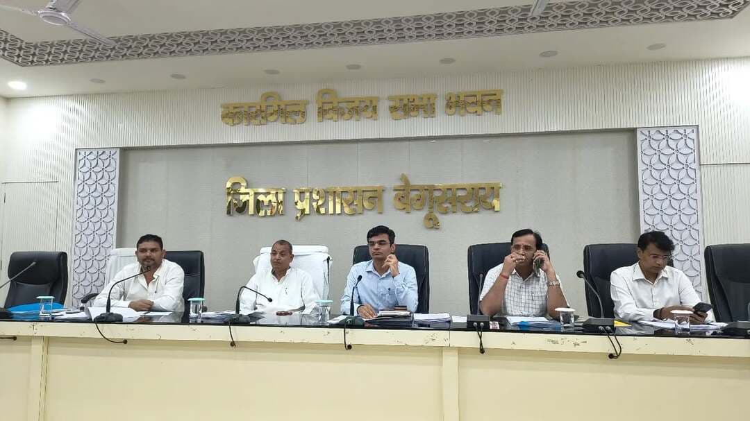 समाहरणालय स्थित कारगिल विजय सभा भवन में सोमवार को जिला परिषद की बैठक आयोजित की गई। बैठक की अध्यक्षता जिला परिषद अध्यक्ष श्री सुरेन्द्र पासवान ने की। बैठक का संचालन उपविकास आयुक्त-सह-कार्यपालक पदाधिकारी श्री आकाश चौधरी ने किया।
बैठक में बिजली, शिक्षा, ग्रामीण विकास विभाग, आईसीडीएस, उपभोक्ता एवं खाद्य संरक्षण समिति समेत विभिन्न विभागों के कार्यों की समीक्षा की गई। सदस्यों ने विभागीय योजनाओं और जिला परिषद से जुड़े कार्यों की प्रगति की जानकारी ली।
बैठक में जिला परिषद उपाध्यक्ष श्री राजीव कुमार सहित सिविल सर्जन, जिला शिक्षा पदाधिकारी समेत विभिन्न जिला स्तरीय पदाधिकारी एवं जिला परिषद के प्रतिनिधि उपस्थित रहे।
IPRD Bihar
#begusarai
#cmsamrat
#samratchoudhary