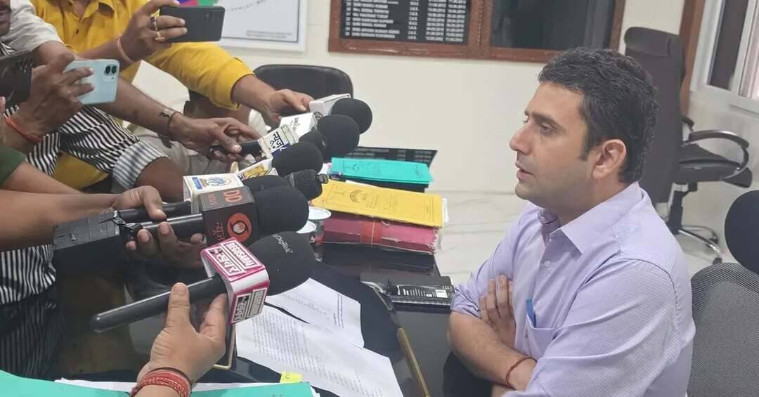 जिला पदाधिकारी, बेगूसराय श्री रिची पांडेय की अध्यक्षता में आयोजित प्रेस वार्ता में ‘अभियान बसेरा-02’ के तहत जिले में भूमिहीन एवं वासभूमि रहित पात्र परिवारों को वासभूमि उपलब्ध कराने की कार्रवाई एवं निर्धारित लक्ष्यों की जानकारी दी गई। जिलाधिकारी ने बताया कि पात्र परिवारों को नियमानुसार 3 से 5 डिसमिल तक वासभूमि उपलब्ध कराने की प्रक्रिया चल रही है
उन्होंने आमजनों एवं जनप्रतिनिधियों से अभियान की जानकारी अधिकाधिक लोगों तक पहुंचाने की अपील की , साथ ही स्पष्ट किया कि ‘अभियान बसेरा’ के लिए आवेदन संबंधित अंचल कार्यालय में ही जमा किया जाना है।
IPRD Bihar
#cmsamrat
#begusarai
#samratchoudhary
Revenue & Land Reforms Dept.