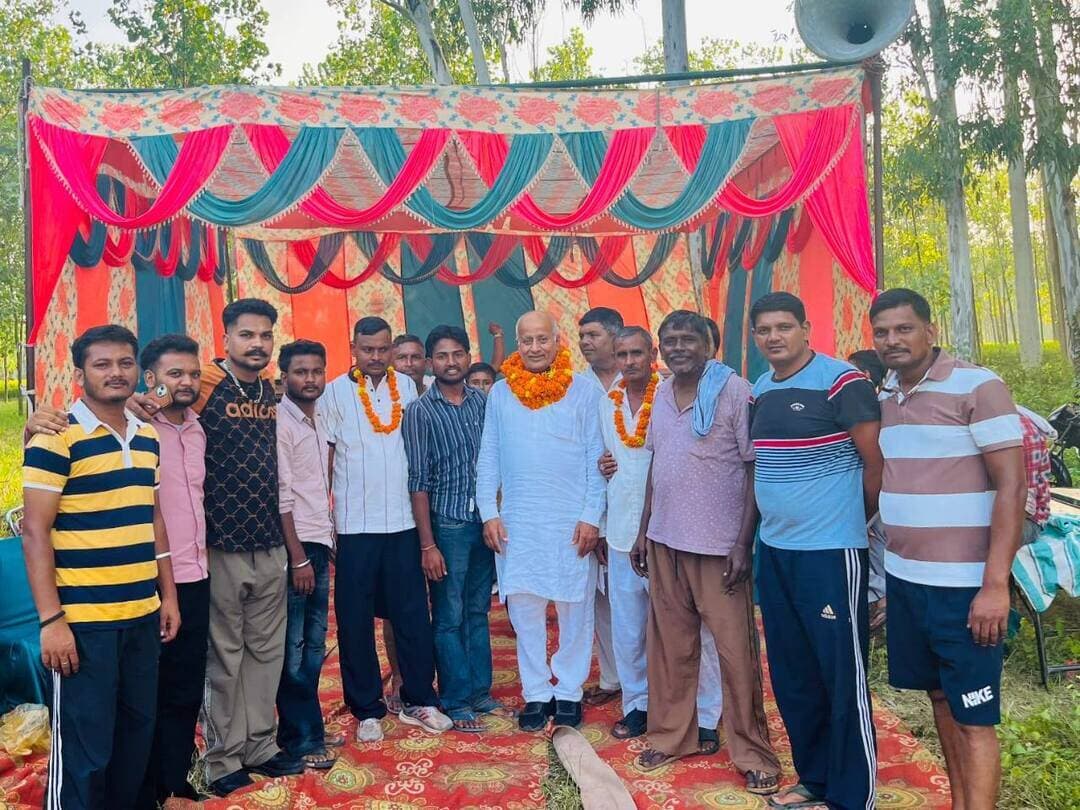 यमुनानगर के बलौली में क्रिकेट टूर्नामेंट का आयोजन, 16 टीमों ने लिया हिस्सा
नशे से दूर रहकर खेलों में रुचि बढ़ाएं युवा — श्याम सुंदर बत्रा
यमुनानगर के बलौली गांव में बलौली क्रिकेट क्लब की ओर से क्रिकेट टूर्नामेंट का आयोजन किया गया। टूर्नामेंट में आसपास के क्षेत्रों की कुल 16 टीमों ने हिस्सा लिया और खिलाड़ियों ने मैदान पर शानदार खेल का प्रदर्शन किया।
टूर्नामेंट में कांग्रेस नेता श्याम सुंदर बत्रा ने मुख्य अतिथि के रूप में शिरकत की। उन्होंने खिलाड़ियों का उत्साह बढ़ाया और आयोजन समिति को सफल टूर्नामेंट के लिए बधाई दी।
प्रतियोगिता में छछरौली की टीम ने प्रथम स्थान हासिल किया। टीम की कप्तानी मन्नू बत्रा ने की। वहीं अजीजपुर की टीम दूसरे स्थान पर रही, जिसकी कप्तानी रॉकी ने की।
इस मौके पर कांग्रेस नेता श्याम सुंदर बत्रा ने युवाओं से नशे से दूर रहने और खेलों की ओर बढ़ने की अपील की। उन्होंने कहा कि हरियाणा खिलाड़ियों की भूमि है और प्रदेश के खिलाड़ी देश-विदेश में अपनी प्रतिभा का प्रदर्शन कर भारत और हरियाणा का नाम रोशन कर रहे हैं।
श्याम सुंदर बत्रा ने कहा कि युवाओं को अपनी ऊर्जा सकारात्मक दिशा में लगानी चाहिए। खेल न केवल युवाओं को स्वस्थ रखते हैं, बल्कि अनुशासन, मेहनत और आगे बढ़ने का जज्बा भी पैदा करते हैं। उन्होंने युवाओं से अपील की कि वे नशे से दूर रहें और खेलों के प्रति अपनी रुचि बढ़ाएं।
टूर्नामेंट के आयोजन में मनीष रौंटा, विशाल, विपिन, रोहित, गौरव, सौरव, हरप्रीत, सोनू, मनप्रीत, प्रिंस, करणपाल, राहुल, लक्की, गोल्डी सहित ग्रामीणों का विशेष सहयोग रहा। वही टूर्नामेंट में मोनी,पूर्णचंद,विक्रम राठी,अभी वालिया,मुनीश बतरा आदि मौजूद रहे। आयोजकों ने कहा कि इस तरह के खेल आयोजनों का उद्देश्य गांव के युवाओं को खेलों से जोड़ना और उन्हें सकारात्मक दिशा में आगे बढ़ने के लिए प्रेरित करना है।