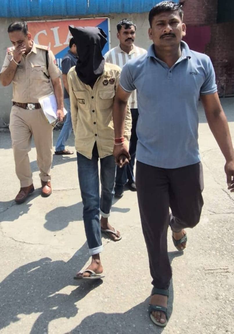 अपराध शाखा -1 की टीम ने सेक्टर-18 हाउसिंग बोर्ड में युवक की पीट-पीट कर हत्या करने के मामले में एक आरोपी को किया गिरफ्तार।
21-9
पुलिस प्रवक्ता ने जानकारी देते हुए बताया कि पुलिस अधीक्षक कमलदीप गोयल के मार्गदर्शन में कार्य करते हुए अपराध शाखा -1 की टीम ने सेक्टर 18 हाउसिंग बोर्ड में युवक की पीट-पीट कर हत्या करने के मामले में एक आरोपी को गिरफ्तार करने में सफलता हासिल की है। आरोपी को कोर्ट में पेश कर रिमांड पर लिया गया। पुलिस मामले की गहनता से जांच कर रही है।
इंचार्ज राजकुमार ने बताया कि उनकी टीम के उप निरीक्षक जसवीर सिंह, प्रवीण कुमार, सुशील, दीपक, कुलदीप, एएसआई अमरजीत सिंह की टीम ने खेड़ा फार्म निवासी राजकुमार को गिरफ्तार किया है। आरोपी को कोर्ट में पेश कर रिमांड पर लिया गया। फिलहाल पुलिस मामले की जांच कर रही है। इंचार्ज राजकुमार ने बताया कि रिमांड के दौरान आरोपी से इस वारदात में शामिल अन्य आरोपियों के बारे में पूछताछ की जाएगी और वारदात में इस्तेमाल किया गया सामान बरामद किया जाएगा।
इंचार्ज राजकुमार ने बताया कि उत्तर प्रदेश के मेरठ निवासी शिव त्यागी हाउसिंग बोर्ड सेक्टर 18 में रहता है। पुरानी रंजिश के चलते 10 सितंबर को कुछ युवकों ने हाउसिंग बोर्ड में हमला कर दिया। जिससे वह घायल हो गया था। पुलिस ने इस मामले में विभिन्न धाराओं में केस दर्ज किया था। लेकिन इलाज के दौरान उसकी मौत हो गई जिसमें हत्या की धारा इजाद की गई थी। मामला सुलझाने का जिम्मा उनकी टीम को दिया गया था। टीम ने कार्रवाई करते हुए अब एक आरोपी को गिरफ्तार कर लिया।