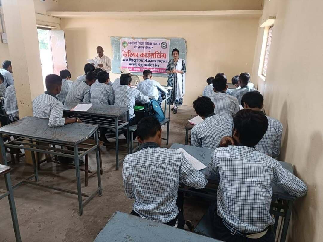 ✅ संकल्प योजना के तहत महात्मा गांधी हायर सेकेंडरी स्कूल हरदा में कॅरियर काउंसलिंग का आयोजन
✅ मनोवैज्ञानिक काउंसलर ज्योति तिवारी ने दिया मार्गदर्शन
जिला रोजगार कार्यालय हरदा एवं मेपसेट के संयुक्त तत्वावधान में संकल्प योजना अंतर्गत सोमवार को महात्मा गांधी हायर सेकेंडरी स्कूल हरदा में छात्र-छात्राओं के लिए कॅरियर काउंसलिंग एवं व्यावसायिक मार्गदर्शन कार्यक्रम आयोजित किया गया। कार्यक्रम में मनोवैज्ञानिक काउंसलर श्रीमती ज्योति तिवारी ने छात्र-छात्राओं को 10वीं एवं 12वीं के बाद कॅरियर के विभिन्न विकल्पों, जैसे - इंजीनियरिंग, मेडिकल, कानून, शिक्षण, कृषि, आईटीआई, पॉलिटेक्निक, कौशल विकास एवं स्वरोजगार के अवसरों के बारे में विस्तार से बताया। श्रीमती तिवारी ने कहा कि ‘कॅरियर का चयन अपनी रुचि और योग्यता के अनुसार करना चाहिए, दूसरों की देखा-देखी नहीं। सही समय पर सही मार्गदर्शन मिलने से युवा भटकने से बचता है और अपने लक्ष्य को प्राप्त कर लेता है।’ उन्होंने तनाव प्रबंधन, समय प्रबंधन और आत्मविश्वास बढ़ाने के टिप्स भी दिए। इस अवसर पर छात्र-छात्राओं ने अपनी जिज्ञासाएं रखीं, जिनका काउंसलर द्वारा समाधान किया गया।
CM Madhya Pradesh
Jansampark Madhya Pradesh
#सेवा_संकल्प_अभियान
#Harda #हरदा