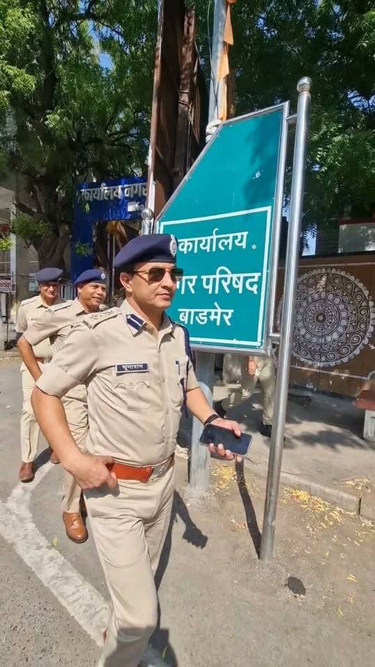 बाड़मेर पुलिस अधिकारियों को दिशा निर्देश देते पुलिस अधीक्षक चुनाराम जाट
Balotra Police Barmer Police Rajasthan Police Jodhpur Police Jaipur Police IPS ChunaRam FanClub