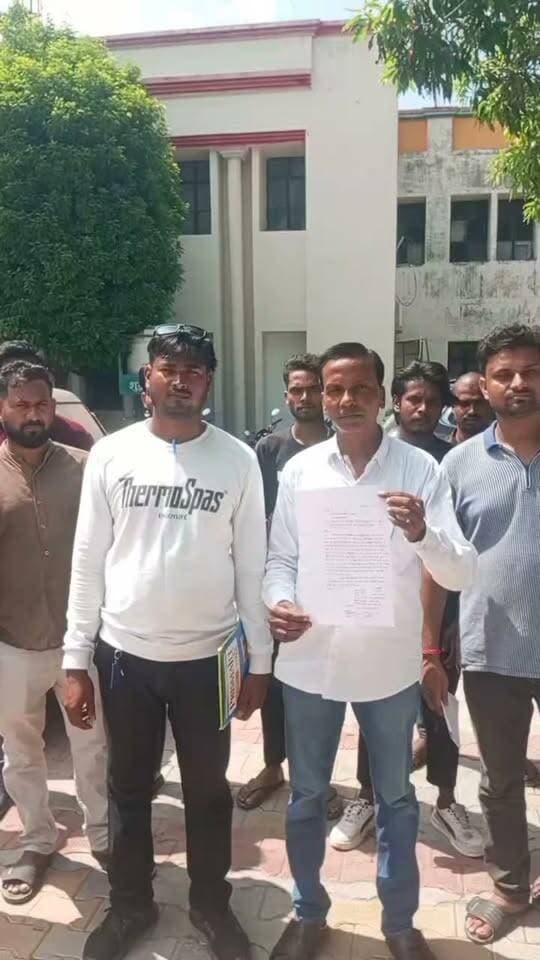 🔴 BREAKING NEWS | महराजगंज
पोखरी पट्टे के आवंटन पर उठे सवाल, ग्रामीणों ने DM से लगाई जांच की गुहार
📍 महराजगंज: सदर तहसील क्षेत्र के लक्ष्मीपुर महन्थ गांव में पोखरियों के पट्टे के आवंटन को लेकर ग्रामीणों ने जिलाधिकारी को शिकायती पत्र सौंपा है। ग्रामीणों ने आरोप लगाया कि पट्टा आवंटन में निर्धारित नियमों का पालन नहीं किया गया और आवश्यक प्रशासनिक स्वीकृति भी नहीं ली गई।
ग्रामीणों ने गाटा संख्या 326 और गाटा संख्या 474 (रकबा 0.5510 हेक्टेयर) की पोखरियों के आवंटन की जांच कराने की मांग की है। उनका कहना है कि यदि जांच में नियमों का उल्लंघन सामने आता है तो संबंधित पट्टों को निरस्त किया जाए।
अब देखना होगा कि शिकायत के बाद प्रशासन इस मामले में क्या कार्रवाई करता है।
आपकी राय क्या है? कमेंट करके बताएं।
Public maharajganj
#BreakingNews #Maharajganj #महराजगंज #Laxmipur #लक्ष्मीपुर #DMMaharajganj #जिलाधिकारी #सदरतहसील #पोखरी #पट्टा #ग्रामीण #शिकायत #जांच #प्रशासन #UPNews #MaharajganjNews #LatestNews #HindiNews