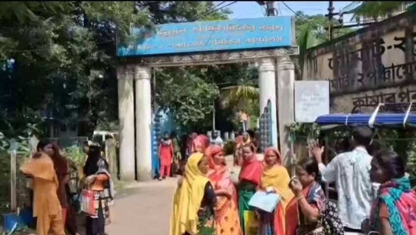 অন্নপূর্ণা যোজনার টাকা বন্ধ! ক্ষোভে ফেটে পড়লেন গোঘাট-২ ব্লকের শতাধিক মহিলা
#Goghat #AnnapurnaYojana