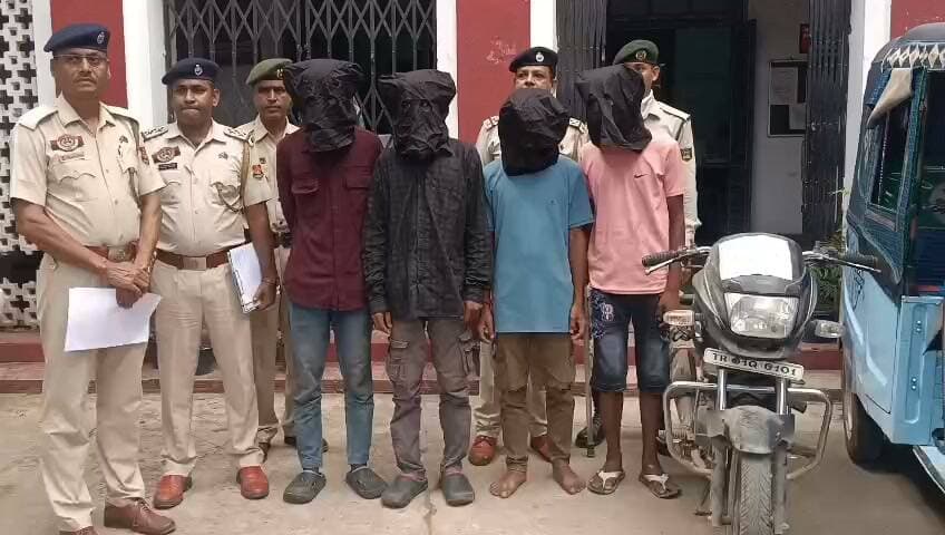 কৃষ্ণনগর অটো চুরি কান্ডে এবং আগরতলা শহরের অন্যটি চুরি কাণ্ডে চারজন আসামিকে অটো ও বাইক সহ উদ্ধার করতে সক্ষম হয়!পশ্চিম থানা পুলিশ এ বিষয়ে বিস্তারিত বলেন থানার ওসি সনজিত সেন