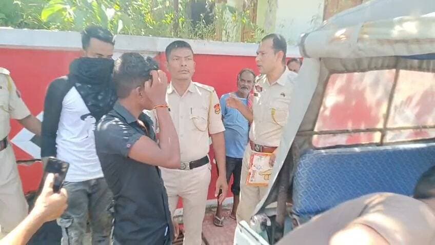 টহলদারির মাধ্যমে ১৮ কেজি গাঁজাসহ দুইজন যুবককে গ্রেফতার করে পূর্ব থানার পুলিশ ঘটনাটি কলেজ টিলা লেইকের পাড়! এ বিষয়ে বিস্তারিত বলেন পূর্ব থানার ওসি কৃষ্ণ ধন সরকার!