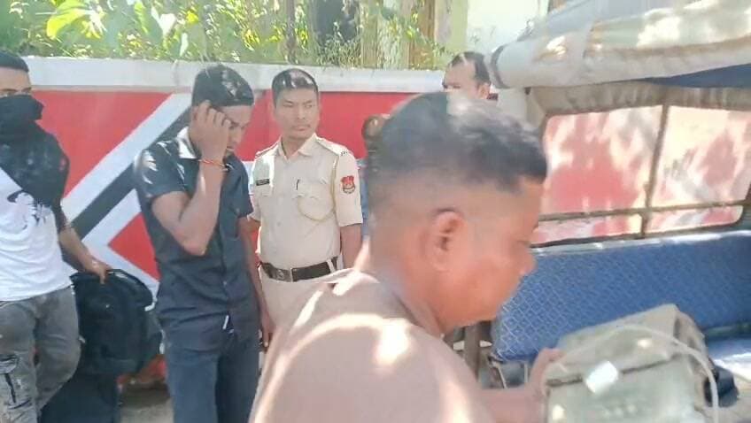 টহলদারির মাধ্যমে ১৮ কেজি গাঁজাসহ দুইজন যুবককে গ্রেফতার করে পূর্ব থানার পুলিশ ঘটনাটি কলেজ টিলা লেইকের পাড়! এ বিষয়ে বিস্তারিত বলেন পূর্ব থানার ওসি কৃষ্ণ ধন সরকার!