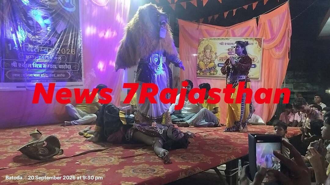 नरसिंह अवतार, मां शेरावाली की मनमोहक झांकी ने मोहा श्रद्धालुओं का मन
प्रहलाद की भक्ति ने बांधा समां, धार्मिक प्रस्तुतियों पर गूंजे जयकारे
बाटोदा । कस्बे में श्याम मित्र मंडल के सानिध्य में आयोजित चतुर्थ गणेश महोत्सव के तहत रविवार को विभिन्न धार्मिक एवं मनमोहक झांकियों का आयोजन किया गया। कार्यक्रम में भगवान नरसिंह अवतार, भक्त प्रहलाद और मां शेरावाली की आकर्षक झांकियां प्रस्तुत की गईं। झांकियों ने श्रद्धालुओं का मन मोह लिया और पूरा पांडाल देर रात तक भक्तिमय माहौल से सराबोर रहा।
कार्यक्रम के दौरान कलाकारों ने भगवान विष्णु के नरसिंह अवतार एवं भक्त प्रहलाद की कथा का जीवंत मंचन किया। हिरण्यकश्यप के अत्याचारों के बीच प्रहलाद की अटूट भगवान विष्णु भक्ति को प्रभावी ढंग से प्रस्तुत किया गया। जैसे ही नरसिंह भगवान के प्रकट होने का दृश्य प्रस्तुत किया गया, पांडाल में मौजूद श्रद्धालुओं ने जयकारों से माहौल गुंजायमान कर दिया। श्रद्धालुओं ने भगवान नरसिंह के दर्शन कर आशीर्वाद लिया।
वहीं मां शेरावाली की सुसज्जित एवं मनमोहक झांकी भी आकर्षण का केंद्र रही। मां दुर्गा के स्वरूप में सजे कलाकारों की प्रस्तुति को श्रद्धालुओं ने खूब सराहा। झांकी के दौरान भक्ति गीतों और जयकारों से वातावरण भक्तिमय हो गया। महिलाओं, बच्चों और युवाओं सहित बड़ी संख्या में श्रद्धालु कार्यक्रम देखने के लिए पहुंचे।
आयोजन के दौरान भगवान गणेश की पूजा-अर्चना के साथ विभिन्न धार्मिक कार्यक्रम भी हुए। श्रद्धालुओं ने झांकियों के दर्शन कर धर्म एवं आस्था से जुड़े प्रसंगों का आनंद लिया। आयोजन समिति के सदस्यों एवं कार्यकर्ताओं ने कार्यक्रम को लेकर व्यवस्थाएं संभालीं। झांकियों के दौरान पांडाल में श्रद्धालुओं की भीड़ बनी रही।
चतुर्थ गणेश महोत्सव के तहत आयोजित इन धार्मिक प्रस्तुतियों ने श्रद्धालुओं को भगवान नरसिंह के अवतार, भक्त प्रहलाद की अटूट भक्ति और मां दुर्गा की शक्ति का संदेश दिया। देर रात तक चले कार्यक्रम में श्रद्धालु धार्मिक झांकियों और भजनों में भाव-विभोर नजर आए।