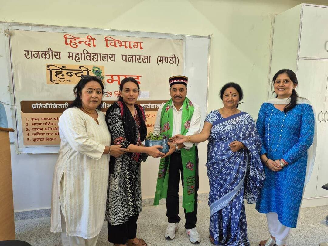 *दस दिवसीय कहानी लेखन कार्यशाला का समापन, विद्यार्थियों की कहानियों पर हुई विस्तृत चर्चा*
आज दिनांक 21 सितंबर को राजकीय महाविद्यालय पनारसा के हिंदी विभाग द्वारा आयोजित दस दिवसीय कहानी लेखन कार्यशाला का समापन समारोह हर्षोल्लास के साथ संपन्न हुआ।
दस दिनों तक चली इस कार्यशाला में विद्यार्थियों ने कहानी के तत्व, कथानक, पात्र-योजना और भाषा-शैली की बारीकियों को सीखा। आज समापन सत्र में विद्यार्थियों द्वारा लिखी गई कहानियों के अंतिम प्रारूप (Final Draft) पर विस्तृत समीक्षा की गई।
इस दौरान *पलक, सानिया, शेर सिंह, दीपा, रीना, राखी, नीलम, उर्मिला, सीमा ठाकुर, स्नेहा राणा, करण, कनक और सिया* की कहानियों पर विशेष रूप से विस्तृत चर्चा की गई। सभी विद्यार्थियों की कहानियों में सामाजिक सरोकार, मानवीय संवेदना और युवा दृष्टिकोण स्पष्ट रूप से दिखाई दिया।
कार्यक्रम के मुख्य अतिथि एवं समीक्षक के रूप में प्रसिद्ध साहित्यकार *डॉ. दयानंद गौतम* ने सभी कहानियों की गहन समीक्षा की। उन्होंने प्रत्येक कहानी की खूबियों और सुधार के बिंदुओं पर प्रकाश डालते हुए विद्यार्थियों का मार्गदर्शन किया। डॉ. गौतम ने कहा कि इन युवा लेखकों में अपार संभावनाएं हैं और निरंतर अभ्यास से ये भविष्य के सशक्त कहानीकार बन सकते हैं।
इस अवसर पर उन्होंने कहानी लेखन की तकनीक और वर्तमान साहित्यिक परिदृश्य पर भी अपना सारगर्भित वक्तव्य दिया।