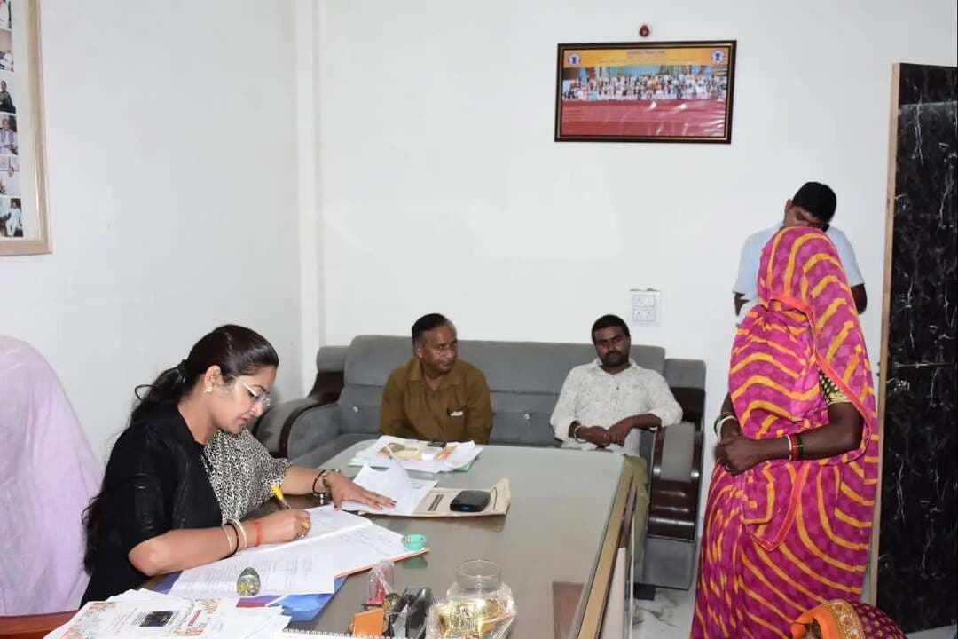 राज्यमंत्री श्रीमती @Pratimabagriने सोमवार को विधानसभा क्षेत्र कार्यालय #सतना में आयोजित जनता दरबार में जिले की आम जनता एवं अन्य गणमान्य नागरिक द्वारा प्रस्तुत की गई समस्याओं से रूबरू हुईं।
Chief Minister, MP
Dr Mohan Yadav
#JansamparkMP
