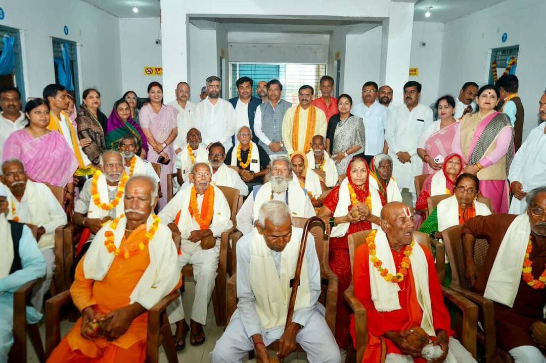 सेवा संकल्प अभियान के तहत वृद्धाश्रम में वरिष्ठजनों का सम्मान
---
सतना 21 सितम्बर 2026/सेवा संकल्प अभियान के तहत सोमवार को सोनौरा स्थित वृद्धाश्रम में वरिष्ठजनों के सम्मान का कार्यक्रम आयोजित किया गया। इस अवसर पर प्रदेश की नगरीय विकास एवं आवास राज्यमंत्री श्रीमती Pratima Bagri , खजुराहो सांसद श्री बी.डी. शर्मा, #सतना सांसद श्री Ganesh Singh एवं महापौर श्री Yogesh Kumar Tamrakar ने वृद्धाश्रम पहुंचकर वरिष्ठजनों से मुलाकात की। जनप्रतिनिधियों ने वृद्धजनों की कुशलक्षेम पूछी और उनके स्वास्थ्य, रहन-सहन तथा उपलब्ध सुविधाओं की जानकारी ली। इस दौरान वृद्धाश्रम में निवासरत 21 वरिष्ठजनों का साल-श्रीफल एवं ऋतु फल भेंट कर फूल माला के साथ सम्मान किया गया। जनप्रतिनिधियों ने वरिष्ठजनों के साथ संवाद कर उनके अनुभव भी सुने। इस मौके पर जिला पंचायत उपाध्यक्ष श्रीमती सुष्मिता सिंह, जिलाध्यक्ष भगवती प्रसाद पाण्डेय, विंध्य विकास प्राधिकरण के उपाध्यक्ष संजय तीर्थवानी, अपर कलेक्टर विकास सिंह, उप संचालक सामाजिक न्याय राजीव सिंह, तहसीलदार रघुराजनगर सौरभ मिश्रा और सामाजिक न्याय विभाग के.के शुक्ला सहित अन्य जनप्रतिनिधि एवं अधिकारी उपस्थित रहे।
CM Madhya Pradesh
Dr Mohan Yadav
#JansamparkMP
#सेवा_संकल्प_अभियान
#SevaSankalpAbhiyan
