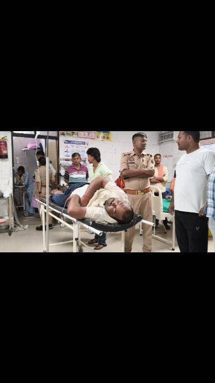 सिकंदरपुर-चकिया मार्ग पर सोमवार को बोलेरो की टक्कर से बाइक सवार महिला कांस्टेबल कुंती रजत और बाइक चालक सुनील दूबे गंभीर रूप से घायल हो गए। बताया जा रहा है कि महिला कांस्टेबल ड्यूटी खत्म करने के बाद सुनील दूबे से लिफ्ट लेकर बाइक से जा रही थीं। इसी दौरान सिकंदरपुर के पास हादसा हो गया। दोनों घायलों को जिला संयुक्त चिकित्सालय चकिया लाया गया, जहां प्राथमिक उपचार के बाद हालत गंभीर देखते हुए चिकित्सकों ने ट्रामा सेंटर वाराणसी रेफर कर दिया।
#police #NewsUpdate #fbyシvideo #reelsviralシ #reelsvideo #explore #trendingreels #viralpost #foryouシ #trendingreelsvideo
Facebook for Creators Facebook Chandauli Times Chandauli Samachar Chhotelal Singh Kharwar कैलाश आचार्य Chakia Ki Tasvir Sadhana Singh Shailesh Kumar मुरली शयाम पत्रकार