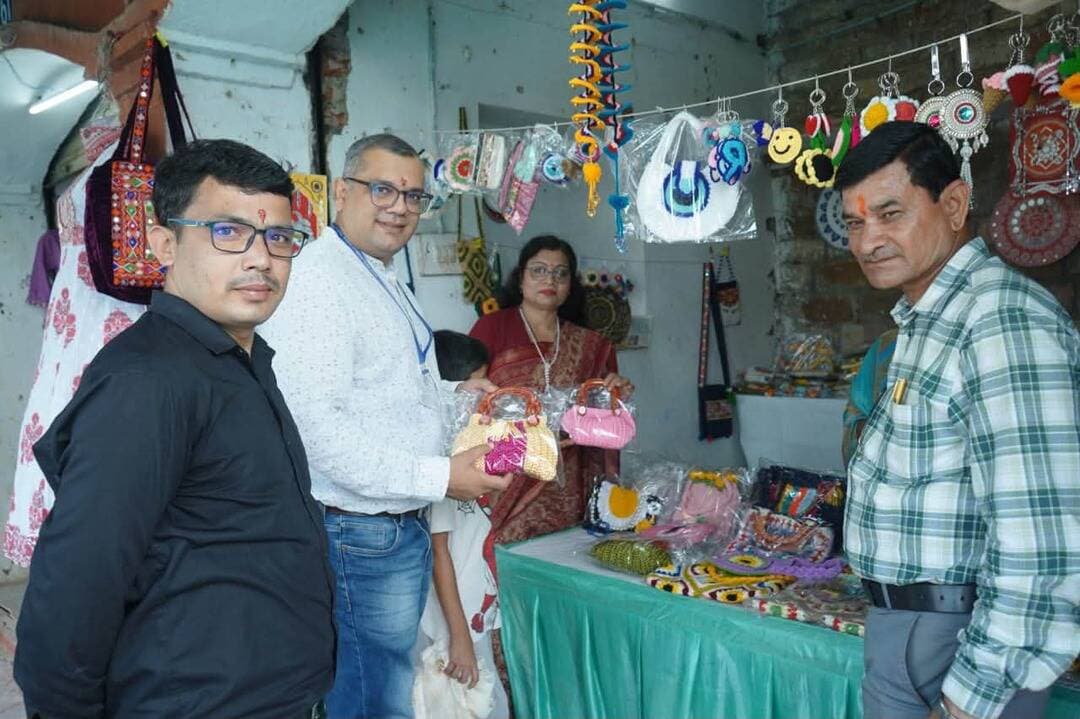 दस्तकारी हाट में देवी अहिल्या बाई बुनकर मेला शुरू
भैरवगढ़ की बाटिक कला, मंदसौर की बैडशीट व चंदेरी की साड़ियां बनी आकर्षण का केन्द्र
संत रविदास मध्यप्रदेश हस्तशिल्प एवं हथकरघा विकास निगम द्वारा ग्वालियर मेले में सूर्य नमस्कार तिराहा के समीप स्थित दस्तकारी हाट में देवी अहिल्या बाई बुनकर मेला लगाया गया है। मेले में प्रदेश भर के बुनकर एक से बढ़कर एक शिल्प उत्पाद लेकर आए हैं। बुनकर मेले में आने वाले सैलानियों को विभिन्न क्षेत्रों की पारंपरिक कला और हस्तनिर्मित उत्पाद एक ही स्थान पर देखने और खरीदने का अवसर मिल रहा है।
मेले में प्रदेश के विभिन्न जिलों से आए बुनकर और शिल्पकारों के उत्पाद आकर्षण का केन्द्र बने हुए हैं। इनमें भैरवगढ़ की प्रसिद्ध बाटिक कला, मंदसौर की बेडशीट, चंदेरी की साड़ियां सहित विभिन्न हस्तशिल्प और हथकरघा उत्पाद प्रमुख हैं। इनके अलावा अन्य जिलों के शिल्पकार भी अपने पारंपरिक उत्पाद लेकर पहुंचे हैं।
देवी अहिल्याबाई बुनकर मेले का शुभारंभ रविवार की शाम विकास आयुक्त, हस्तशिल्प, वस्त्र मंत्रालय, भारत सरकार के अधिकारी श्री अर्चित सहारे और सहायक संचालक हथकरघा श्री माचल सिंह लोधी की मौजूदगी में हुआ। इस अवसर पर निगम प्रभारी श्री केके गौतम भी उपस्थित थे।
उदघाटन अवसर पर वरिष्ठ बुनकर श्री लखन लाल आर्य और श्री ओमप्रकाश गुप्ता को सम्मानित किया गया। साथ ही निगम एवं संबंधित विभागों द्वारा संचालित योजनाओं की जानकारी भी दी गई। अधिकारियों ने बुनकरों और शिल्पियों को योजनाओं का लाभ लेने तथा पारंपरिक हस्तशिल्प एवं हथकरघा को आगे बढ़ाने के लिए प्रोत्साहित किया।
#gwalior
PRO Gwalior
Jansampark Madhya Pradesh
CM Madhya Pradesh