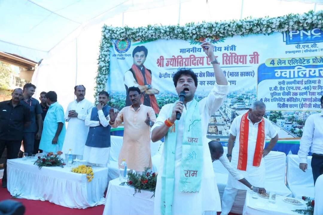 ग्वालियर के विकास और गौरव की दिशा में एक और ऐतिहासिक कदम, श्री सिंधिया ने किया एलिवेटेड रोड फेज-2 का निरीक्षण
एलिवेटेड रोड नहीं, एलिवेटेड हाईवे है – केन्द्रीय मंत्री श्री सिंधिया
केंद्रीय मंत्री ज्योतिरादित्य सिंधिया ने आज ग्वालियर में निर्माणाधीन एलिवेटेड रोड फेज-2 का निरीक्षण किया और परियोजना की प्रगति की समीक्षा की। अप्रैल में एलिवेटेड रोड फेज-1 की समीक्षा के बाद अब फेज-2 का निरीक्षण करते हुए सिंधिया ने कहा कि ग्वालियर के विकास और भविष्य की आवश्यकताओं को ध्यान में रखते हुए इस महत्वपूर्ण परियोजना को गुणवत्तापूर्ण और समयबद्ध तरीके से पूरा करना उनकी प्राथमिकता है।
इस दौरान प्रभारी मंत्री श्री तुलसीराम सिलावट, सामाजिक न्याय एवं उद्यानिकी मंत्री श्री नारायण सिंह कुशवाह, विधायक श्री मोहन सिंह राठौर, नगर निगम सभापति श्री मनोज तोमर, भाजपा जिला अध्यक्ष श्री जयप्रकाश राजौरिया, नगर निगम आयुक्त श्री अभिषेक चौधरी, सीईओ स्मार्ट सिटी श्री प्रतीक राव सहित जनप्रतिनिधि एवं विभागीय अधिकारी उपस्थित थे।
श्री सिंधिया ने बताया कि रानी लक्ष्मीबाई प्रतिमा (फूलबाग) से ए.बी. रोड (NH-46) पर गिरवाई पुलिस चौकी तक स्वर्ण रेखा नदी पर 4-लेन एलिवेटेड कॉरिडोर फ्लाइओवर का निर्माण किया जा रहा है। लगभग 7.5 किलोमीटर के एलिवेटेड रोड और 6 एंट्री-एग्जिट लूप को मिलाकर यह लगभग 13 किलोमीटर की समग्र योजना है।
श्री सिंधिया ने कहा कि ₹926 करोड़ (फेज २) की इस योजना के माध्यम से ग्वालियर को एक ऐसी आधुनिक सड़क अवसंरचना मिल रही है, जो शहर की भविष्य की यातायात आवश्यकताओं को पूरा करने में महत्वपूर्ण भूमिका निभाएगी।
केन्द्रीय मंत्री श्री सिंधिया ने कहा कि यह केवल एलिवेटेड रोड नहीं, बल्कि एक एलिवेटेड हाईवे है। उन्होंने इसकी चौड़ाई और व्यापक स्वरूप की ओर ध्यान आकर्षित करते हुए कहा कि मध्य प्रदेश के किसी शहर में इस प्रकार की लगभग 13 किलोमीटर लंबी परियोजना अपने आप में एक महत्वपूर्ण उपलब्धि है।
श्री सिंधिया ने बताया कि ग्वालियर की जनता के आग्रह पर इस परियोजना के लिए डीपीआर तैयार 2020 में कराई गई और उनके आग्रह पर योजना को स्वीकृति मिली। उन्होंने इस परियोजना को साकार करने के लिए प्रधानमंत्री श्री नरेन्द्र मोदी और केंद्रीय मंत्री श्री नितिन गडकरी के प्रति आभार व्यक्त किया।
श्री सिंधिया ने कहा कि ग्वालियर के विकास और गौरव के लिए यह एक महत्वपूर्ण कदम है। उन्होंने कहा कि ऐसे बड़े प्रोजेक्ट ग्वालियर को नई ऊंचाइयों तक ले जाने और शहर के सपनों को नई उड़ान देने का कार्य कर रहे हैं।
ग्वालियर को मिली है बड़ी सौगात
केन्द्रीय मंत्री श्री ज्योतिरादित्य सिंधिया ने कहा कि जिस परियोजना को कभी असंभव माना जा सकता था, वह अब साकार होने जा रही है। उन्होंने कहा कि इस परियोजना का निर्धारित पूर्णता लक्ष्य नवंबर 2027 है। उन्होंने यह भी बताया कि मानसून के कारण लगभग 4- 6 महीने निर्माण कार्य प्रभावित होता है, लेकिन इसके बावजूद परियोजना में गुणवत्ता से किसी भी प्रकार का समझौता नहीं होना चाहिए। सिंधिया ने अधिकारियों और निर्माण एजेंसी को स्पष्ट रूप से कहा कि कार्य ऐसा होना चाहिए जो आने वाली पीढ़ियों के लिए भी उपयोगी रहे। उन्होंने कहा कि यह केवल आज की जरूरत पूरी करने वाली सड़क नहीं, बल्कि अगले 200 वर्षों तक ग्वालियर के लिए एक बड़ी सौगात के रूप में बनी रहे इसलिए निर्माण की गुणवत्ता सर्वोच्च प्राथमिकता होनी चाहिए।
#gwalior
PRO Gwalior
Jansampark Madhya Pradesh
