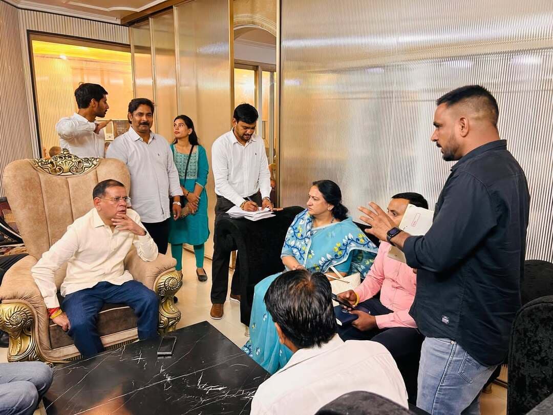 तिगांव में शिक्षा को मजबूत आधार, 10 करोड़ के कार्य प्रगति पर : राजेश नागर
👉करीब 3 करोड़ रुपये के विकास कार्य अगले सोमवार तक होंगे समर्पित
👉मंत्री राजेश नागर ने 15 स्कूलों में चल रहे सुधार एवं निर्माण कार्यों की समीक्षा की
फरीदाबाद A2z न्यूज़ update, आप की आवाज़ तिगांव विधानसभा क्षेत्र में शिक्षा के बुनियादी ढांचे को मजबूत करने और स्कूलों में आधुनिक सुविधाएं उपलब्ध कराने की दिशा में विकास कार्यों को गति दी जा रही है। इसी कड़ी में हरियाणा सरकार में मंत्री राजेश नागर ने आज जिला शिक्षा अधिकारी अंशु सिंगला के साथ बैठक कर क्षेत्र के स्कूलों में चल रहे निर्माण, सुधार एवं आधारभूत सुविधाओं से जुड़े कार्यों की प्रगति की समीक्षा की। बैठक में करीब 10 करोड़ रुपये की लागत से चल रहे विकास कार्यों की स्थिति पर विस्तार से चर्चा हुई।
मंत्री राजेश नागर ने बताया कि तिगांव विधानसभा क्षेत्र में इस समय करीब 10 करोड़ रुपये के विभिन्न शिक्षा संबंधी विकास कार्य चल रहे हैं। इनमें नए स्कूलों के निर्माण के साथ-साथ मौजूदा स्कूलों में सुधार, मरम्मत और आवश्यक बुनियादी सुविधाओं के विकास के कार्य शामिल हैं। उन्होंने बताया कि करीब 3 करोड़ रुपये के कार्य अगले सोमवार तक पूरे कर विद्यार्थियों एवं शिक्षण संस्थानों को समर्पित किए जाने का लक्ष्य है। वर्तमान में करीब 15 स्कूलों में विभिन्न विकास एवं सुधार कार्य जारी हैं। इनमें रायपुर कला बॉयज में 18.63 लाख, रायपुर कला प्राथमिक में 24.72 लाख, इस्माइलपुर में 15 लाख, शाहाबाद में 20 लाख, महमदपुर में 14.20 लाख, सेक्टर 30 में 22.27 लाख, मवई में 18.97 लाख, एत्मादपुर में 24.27 लाख, कांवरा में 32.91 लाख, मवई के अन्य स्कूल की नई बिल्डिंग पर 15.80 लाख, वजीरपुर में 25 लाख, भुपानी में 30.44 लाख, अगवानपुर में 27.51 लाख, मवई में पांच कमरों के निर्माण पर 51.10 लाख रुपए के अनुमानित खर्च शामिल हैं।
राजेश नागर ने कहा कि बच्चों को उच्च एवं गुणवत्तापरक शिक्षा उपलब्ध करवाकर उनके बेहतर भविष्य का निर्माण करना सरकार की सर्वोच्च प्राथमिकताओं में है। इसके लिए केवल शिक्षा की गुणवत्ता ही नहीं, बल्कि स्कूलों का वातावरण और बुनियादी ढांचा भी मजबूत किया जा रहा है।
उन्होंने कहा कि हरियाणा की नायब सरकार के कुशल नेतृत्व में शिक्षा के क्षेत्र में निरंतर सकारात्मक बदलाव हो रहे हैं। सरकार शिक्षा के मंदिरों के आधुनिकीकरण पर विशेष ध्यान दे रही है, ताकि विद्यार्थियों को आधुनिक सुविधाओं से युक्त बेहतर शैक्षणिक वातावरण मिल सके।
मंत्री ने कहा कि स्कूलों में होने वाला प्रत्येक विकास कार्य आने वाली पीढ़ी के भविष्य से जुड़ा हुआ है। आधुनिक सुविधाओं से लैस विद्यालय बच्चों को बेहतर अवसर प्रदान करेंगे और उनके सपनों को नई उड़ान देंगे। उन्होंने अधिकारियों को निर्देश दिए कि सभी निर्माण एवं सुधार कार्य निर्धारित समयसीमा में पूरे करवाए जाएं तथा कार्यों की गुणवत्ता से किसी भी प्रकार का समझौता न हो।
उन्होंने अधिकारियों से कहा कि विकास कार्यों की नियमित निगरानी की जाए और जहां कहीं भी कार्य में तेजी लाने की आवश्यकता हो, वहां तत्काल आवश्यक कदम उठाए जाएं। उन्होंने कहा कि सरकार का उद्देश्य तिगांव क्षेत्र के प्रत्येक विद्यार्थी को बेहतर शैक्षणिक वातावरण उपलब्ध करवाना है।
राजेश नागर ने कहा कि बच्चों को बेहतर शिक्षा देना केवल सरकार की जिम्मेदारी नहीं, बल्कि समाज के भविष्य को मजबूत करने का सामूहिक संकल्प है। सरकार इसी सोच के साथ स्कूलों के आधुनिकीकरण और शिक्षा के बुनियादी ढांचे को मजबूत करने पर निरंतर काम कर रही है।
