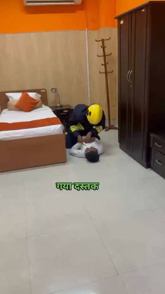 IHM बोधगया में आग से निपटने की ‘रियल टाइम’ तैयारी, अग्निशमन विभाग ने कराया मॉक ड्रिल; छात्रों-कर्मचारियों को सिखाए बचाव के गुर
गया: आगजनी की आपात स्थिति में घबराने के बजाय कैसे तत्काल कार्रवाई की जाए और किस तरह जान-माल की सुरक्षा सुनिश्चित की जाए, इसे लेकर सोमवार को आईएचएम (इंस्टीट्यूट ऑफ होटल मैनेजमेंट) बोधगया में अग्निशमन विभाग की ओर से मॉक ड्रिल एवं जनजागरूकता कार्यक्रम का आयोजन किया गया। जिला अग्निशमन पदाधिकारी ज्योति प्रकाश की अध्यक्षता में आयोजित इस कार्यक्रम में अग्निशमन विभाग के अधिकारियों और कर्मचारियों ने संस्थान के छात्र-छात्राओं, शिक्षकों एवं कर्मचारियों को अग्नि सुरक्षा के जरूरी उपायों की जानकारी दी।
मॉक ड्रिल के दौरान अग्निशमन विभाग की टीम ने आग लगने की काल्पनिक आपात स्थिति तैयार कर उससे निपटने की प्रक्रिया का प्रदर्शन किया। इस दौरान बताया गया कि आग लगने की सूचना मिलने के बाद सबसे पहले लोगों को सुरक्षित स्थान पर पहुंचाना जरूरी है। इसके बाद उपलब्ध अग्निशमन उपकरणों का सही तरीके से इस्तेमाल कर आग को नियंत्रित करने का प्रयास किया जाना चाहिए। अधिकारियों ने यह भी बताया कि आग की स्थिति में अफरातफरी और भगदड़ से बचना बेहद जरूरी है।
छात्रों को बताया, आग लगने पर क्या करें और क्या नहीं
जनजागरूकता कार्यक्रम में अग्निशमन विभाग के अधिकारियों ने छात्रों और कर्मचारियों को आग के संभावित कारणों के बारे में जानकारी दी। बिजली के शॉर्ट सर्किट, गैस सिलेंडर, ज्वलनशील पदार्थ और अन्य कारणों से आग लगने की स्थिति में बरती जाने वाली सावधानियों को समझाया गया। साथ ही आपात स्थिति में सुरक्षित निकासी, अग्निशमन यंत्र के इस्तेमाल और तत्काल संबंधित विभाग को सूचना देने की प्रक्रिया भी बताई गई। अधिकारियों ने कहा कि किसी भी संस्थान में आग से बचाव के इंतजाम केवल कागजों तक सीमित नहीं रहने चाहिए। कर्मचारियों और विद्यार्थियों को यह जानकारी होनी चाहिए कि आपात स्थिति में किस रास्ते से बाहर निकलना है और आग बुझाने वाले उपकरण कहां रखे हैं। नियमित मॉक ड्रिल से लोगों को वास्तविक घटना के समय बेहतर तरीके से प्रतिक्रिया देने में मदद मिलती है।
अधिकारियों-कर्मचारियों की मौजूदगी में चला जागरूकता अभियान
कार्यक्रम में सहायक जिला अग्निशमन पदाधिकारी नवीन कुमार सिंह, अनुमंडल अग्निशामालय पदाधिकारी अभिषेक कुमार, सहायक अनुमंडल अग्निशामालय पदाधिकारी सोनू कुमार सिंह समेत अग्निशमन विभाग के अधिकारी एवं कर्मचारी मौजूद रहे। मॉक ड्रिल में रमेश कुमार, अनंत कुमार सिंह, मंटू कुमार, प्रधान अग्नि राजेश कुमार, विकास कुमार, दीपक कुमार गुप्ता, प्रधान चालक अनमोल कुमार, अ0चा0 शिव शंकर कुमार, हरिओम पंडित, अ0 राहुल कुमार, विपिन कुमार, सोनू कुमार मांझी, राकेश कुमार, पिंटू कुमार, शहजाद अंसारी, नीतू कुमारी, खुशबू कुमारी, दिलीप कुमार, छोटू कुमार समेत अन्य अग्निशमन कर्मियों ने भाग लिया।
मॉक ड्रिल के जरिए दिया सुरक्षा का संदेश
अग्निशमन विभाग की टीम ने कहा कि आग की घटनाओं में शुरुआती कुछ मिनट बेहद महत्वपूर्ण होते हैं। यदि समय रहते सही कदम उठाया जाए तो आग को फैलने से रोका जा सकता है और बड़े नुकसान को टाला जा सकता है। इसी उद्देश्य से विभिन्न संस्थानों में मॉक ड्रिल और अग्नि सुरक्षा जागरूकता कार्यक्रम आयोजित किए जा रहे हैं। आईएचएम बोधगया में आयोजित कार्यक्रम के दौरान छात्रों एवं कर्मचारियों ने अग्नि सुरक्षा से जुड़े सवाल भी पूछे और आपात स्थिति से निपटने के व्यावहारिक तरीकों को समझा। विभाग की ओर से लोगों से अपील की गई कि वे अग्नि सुरक्षा नियमों का पालन करें और आग लगने की स्थिति में घबराने के बजाय प्रशिक्षण के दौरान बताए गए सुरक्षा उपायों को अपनाएं।
#गयाजी
#GayaPolice
#biharpolties
#बोधगया
#ihmgaya