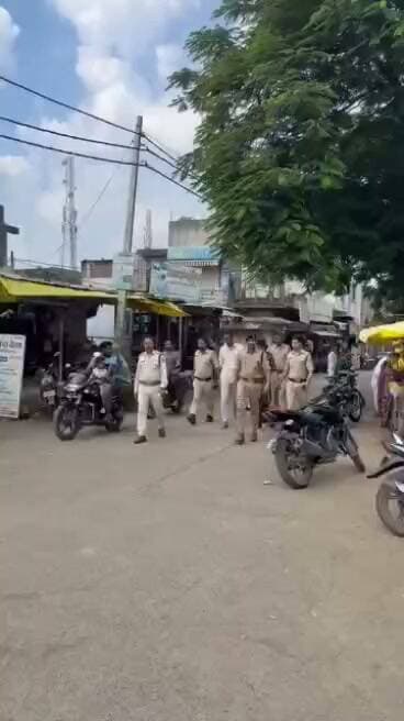 नाहरगढ़ नगर में सत्संग भवन के पास देर रात बदमाशों ने उत्पात मचाते हुए खड़ी कार और टेम्पो के कांच फोड़ दिए। घटना की सूचना मिलते ही नाहरगढ़ पुलिस ने तत्काल कार्रवाई करते हुए आरोपियों को गिरफ्तार किया। पुलिस ने आरोपियों का जुलूस निकालकर क्षेत्र में कानून व्यवस्था का सख्त संदेश दिया।